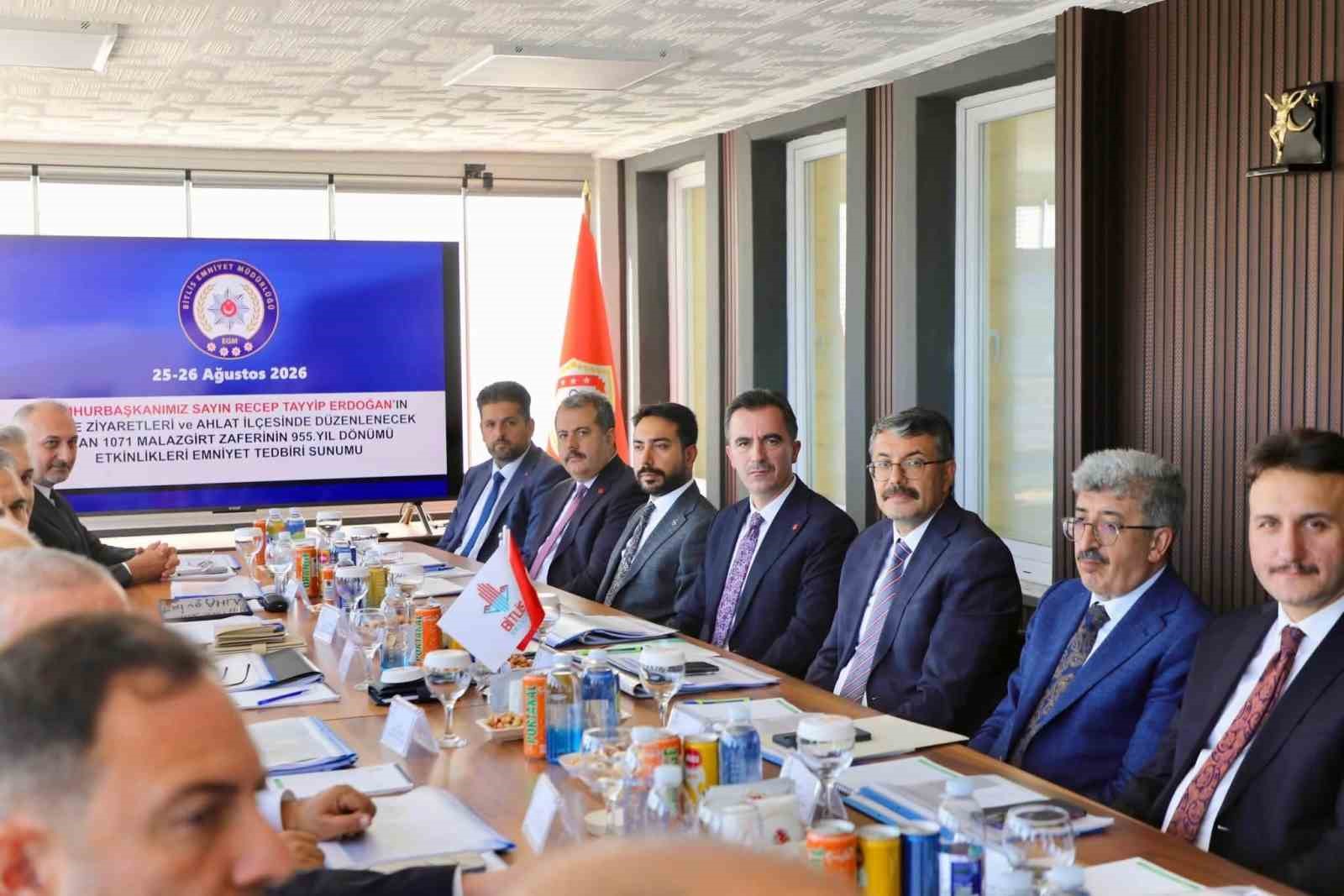 İÇİŞLERİ BAKAN YARDIMCISI ALİ ÇELİK, 955. YIL ANADOLU’NUN FETHİ MALAZGİRT 1071 ANMA PROGRAMI VE AHLAT ETKİNLİKLERİ ÖNCESİ AHLAT’TA İNCELEMELERDE BULUNARAK, GÜVENLİK TOPLANTISI DÜZENLEDİ.