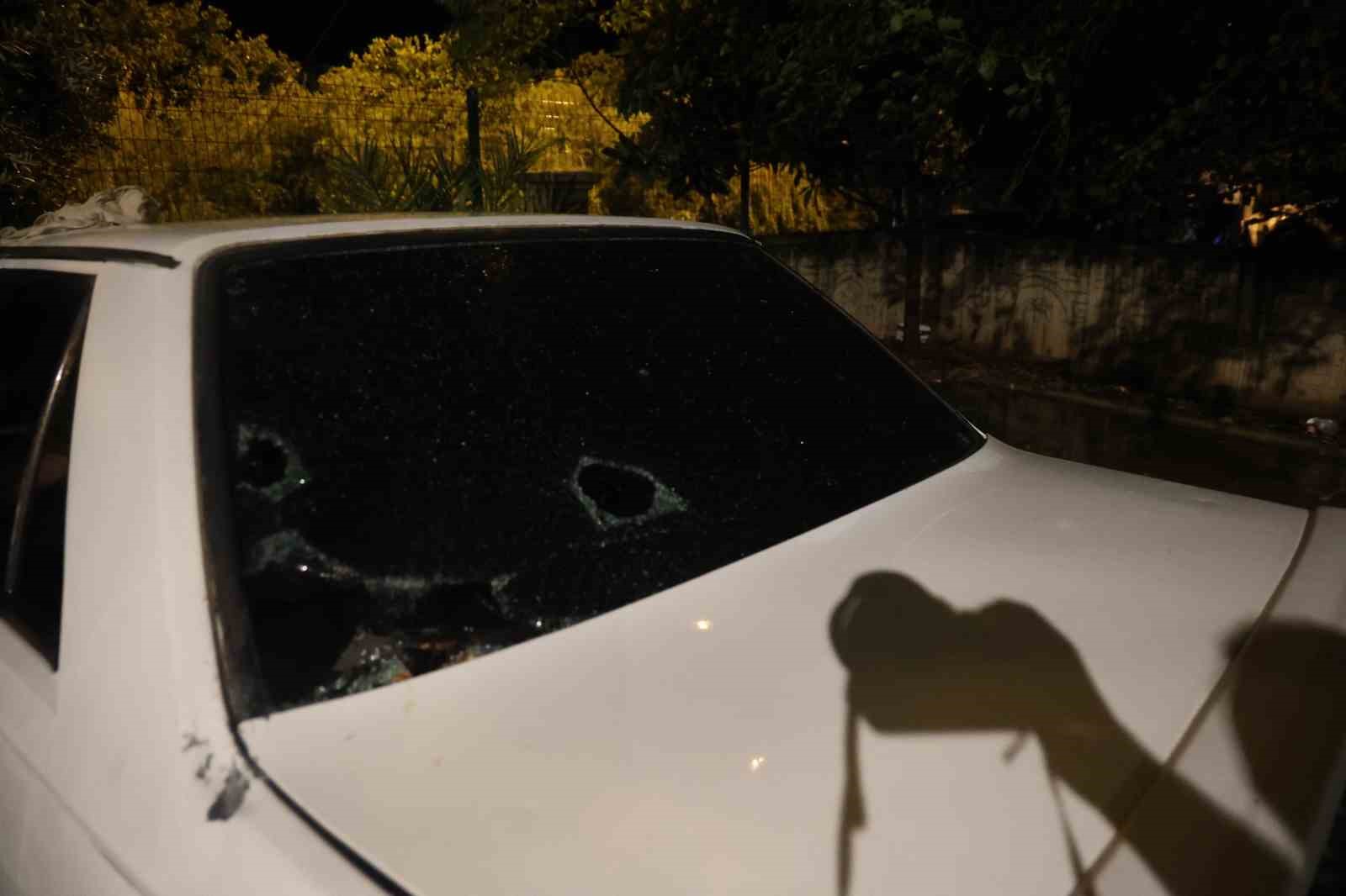 ADANA’NIN KOZAN İLÇESİNDE AKŞAM SAATLERİNDE ANİDEN BAŞLAYAN FIRTINA VE ŞİDDETLİ SAĞANAK VATANDAŞLARA PANİK YAŞATTI. YAKLAŞIK 15 DAKİKA SÜREN SAĞANAK SIRASINDA PEŞ PEŞE ÇAKAN YILDIRIMLAR KAMERALARA YANSIRKEN, KARACAOĞLAN MAHALLESİ’NDE YILDIRIMIN İSABET ETTİĞİ RAHİME YÜCE APARTMANI’NDAN KOPAN BETON PARÇALARI PARK HALİNDEKİ 2 OTOMOBİLE ZARAR VERDİ.