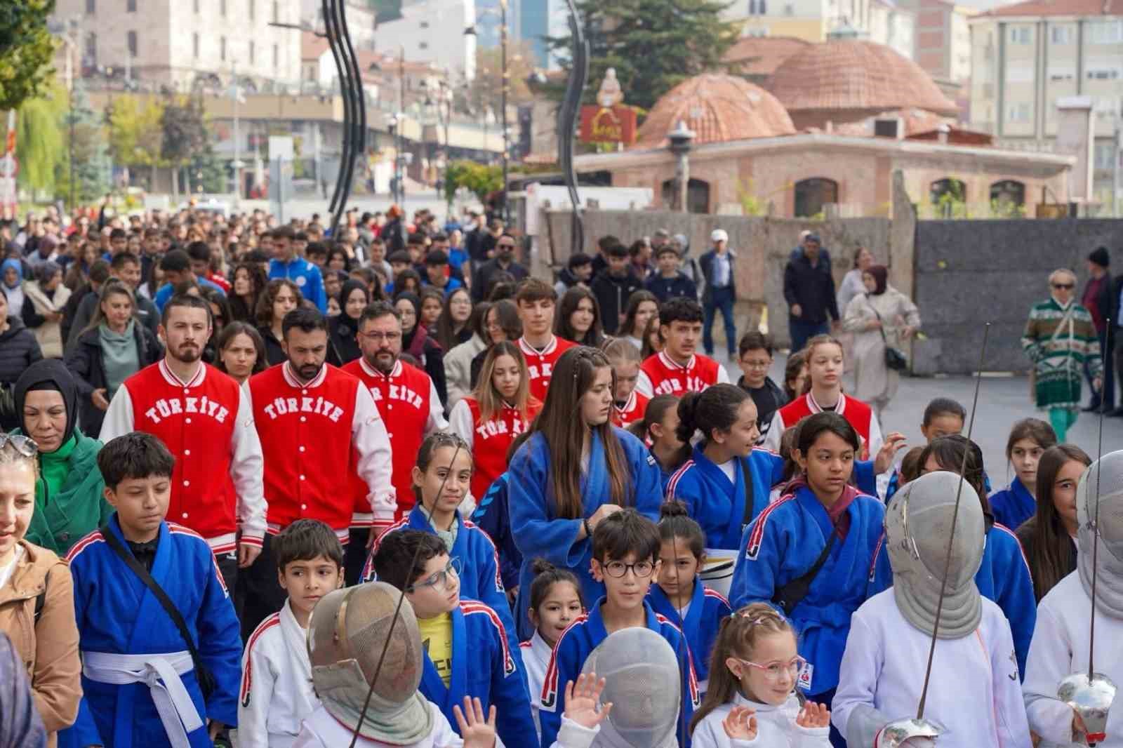 BOLU’DA 5-11 EKİM TARİHLERİ ARASINDA KUTLANAN AMATÖR SPOR HAFTASI, YÜRÜYÜŞLE START ALDI.