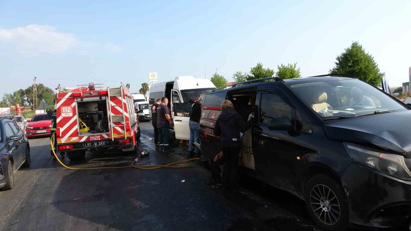 ANTALYA'NIN MANAVGAT İLÇESİNDE 3'Ü TUR ARACI OLMAK ÜZERE 6 ARACIN KARIŞTIĞI ZİNCİRLEME TRAFİK KAZASINDA ARALARINDA YABANCI UYRUKLU TURİSTLERİN DE BULUNDUĞU 17 KİŞİ YARALANDI.