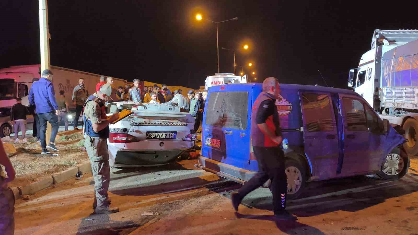 HATAY’DA HAFİF TİCARİ ARAÇLA ÇARPIŞAN OTOMOBİLİN TAKLA ATARAK 2 TIR SÜRÜCÜSÜNE ÇARPTIĞI KAZADA 6 KİŞİ YARALANDI.