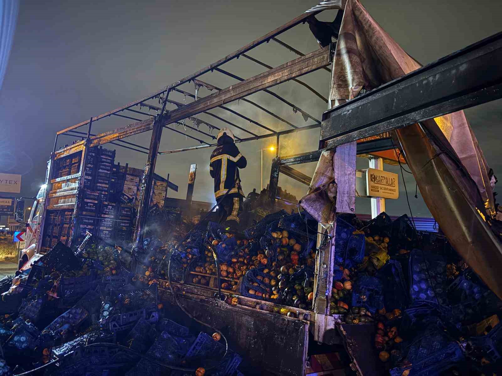 KAYSERİ’NİN MELİKGAZİ İLÇESİNDE SEBZE VE MEYVE YÜKLÜ KAMYONUN KASASINDA YANGIN ÇIKTI. EKİPLERİN UZUN SÜREN ÇALIŞMALARI SONUCU GÜÇLÜKLE SÖNDÜRÜLEN YANGINDA, KAMYONUN KASASI KÜLE DÖNDÜ.