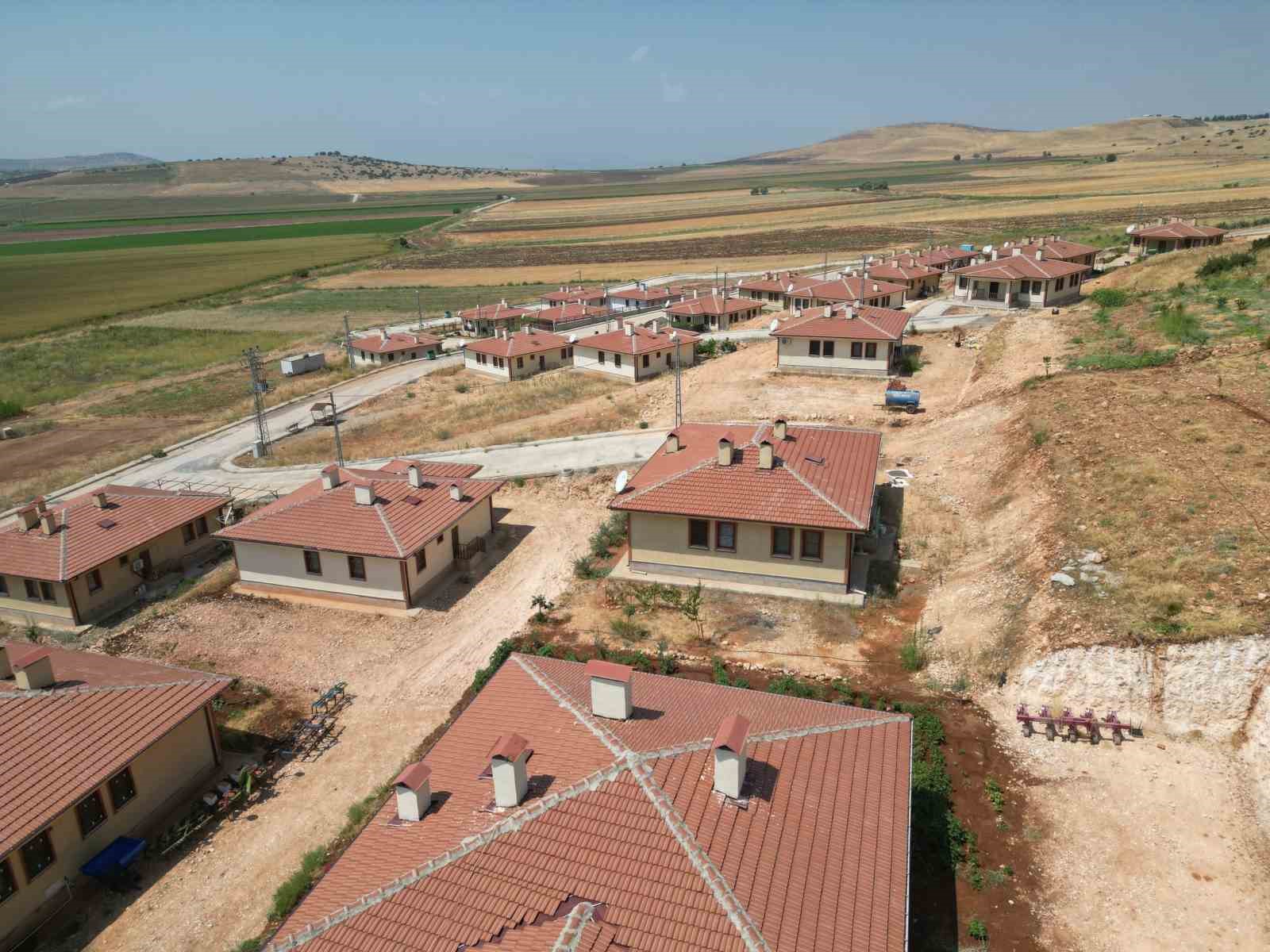 KAHRAMANMARAŞ’TA DEPREMZEDELER DULKADİROĞLU İLÇESİNDE YAPIMI TAMAMLANAN KÖY EVLERİNE YERLEŞTİ.