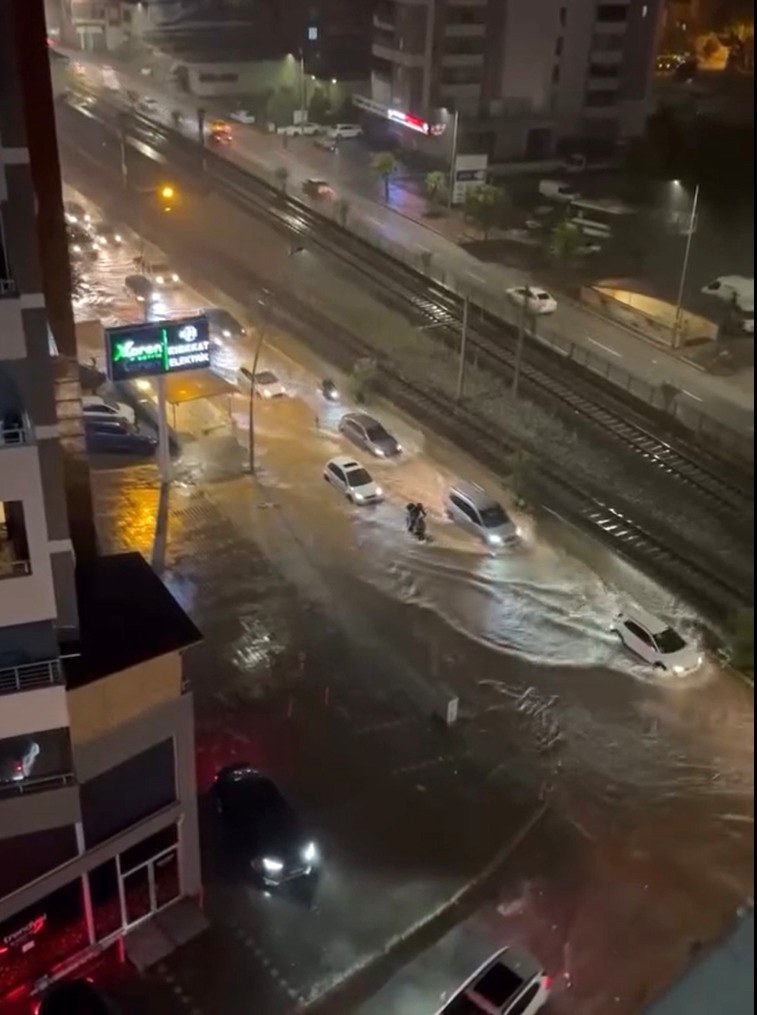 ADANA’DA ETKİLİ OLAN SAĞANAK YAĞIŞ VE ŞİDDETLİ RÜZGAR, KENTTE HASARA YOL AÇTI.