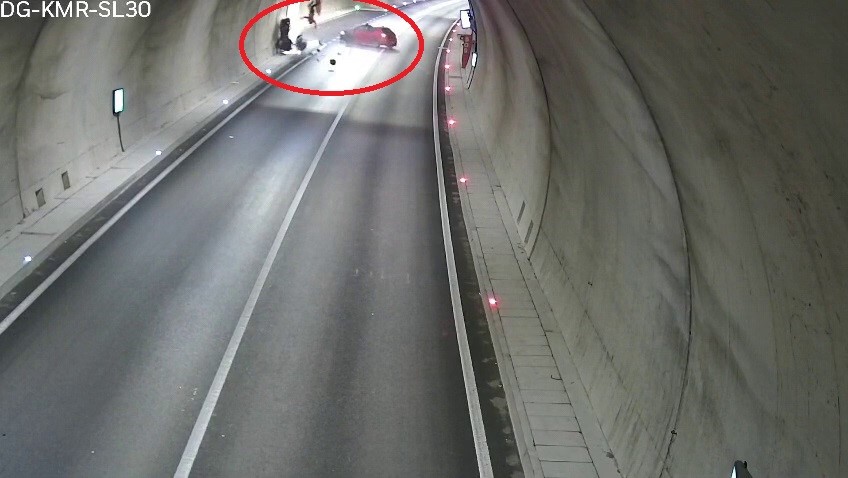 KAZANIN GÜVENLİK KAMERASI GÖRÜNTÜLERİ ORTAYA ÇIKARKEN, GÖRÜNTÜLERDE OTOMOBİLİN KENDİ ŞERİDİNDEN ÇIKARAK MOTOSİKLETE ÇARPTIĞI ANLAR SANİYE SANİYE KAYDEDİLDİ.