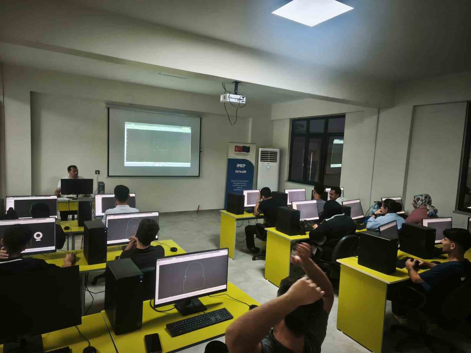 KAHRAMANMARAŞ’TA DOĞAKA VE MOBİLYACILAR ODASI İŞBİRLİĞİYLE HAYATA GEÇİRİLEN ‘DİJİTAL DÖNÜŞÜM GEÇİM KAYNAĞI TESİSİ’ PROJESİYLE MOBİLYA ALANINDA FAALİYET GÖSTEREN FİRMALARIN DİJİTAL TEKNOLOJİLERE ERİŞİMİ DESTEKLENDİ.