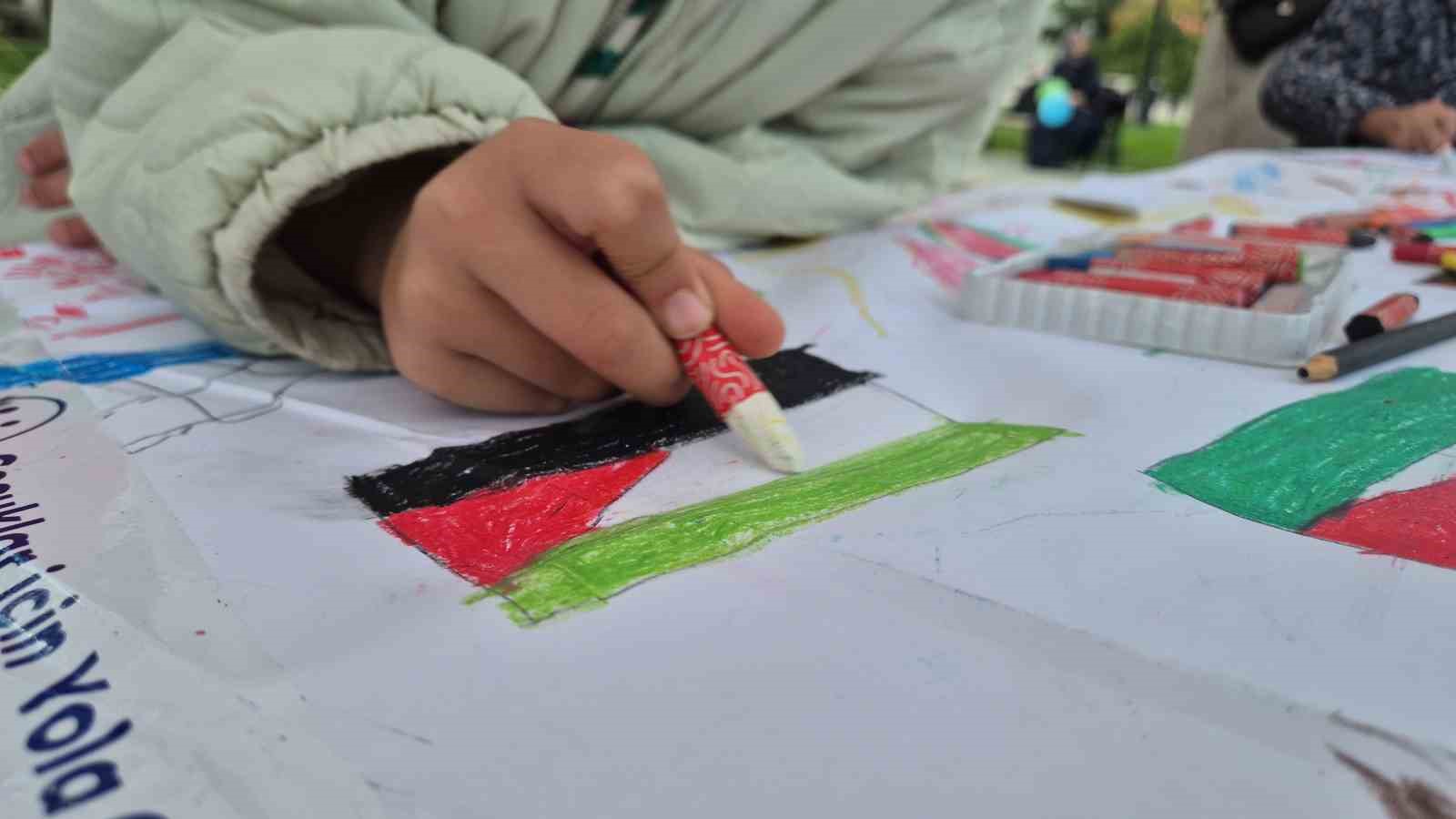 TEKİRDAĞ’DA FİLİSTİN’DE YAŞANANLARA DİKKAT ÇEKMEK VE ÇOCUKLARIN YAŞADIĞI ZORLUKLARA YÖNELİK FARKINDALIK OLUŞTURMAK AMACIYLA "FİLİSTİNLİ ÇOCUKLAR İÇİN ÇİZ!" ETKİNLİĞİ DÜZENLENDİ.