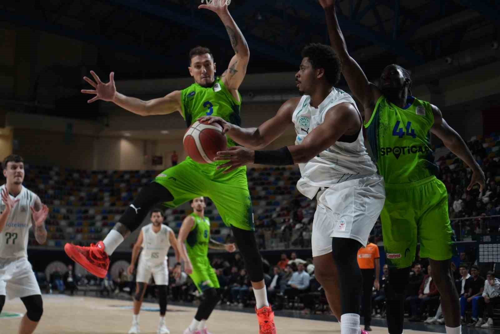 TÜRKİYE SİGORTA BASKETBOL SÜPER LİGİ'NİN 4. HAFTASINDA TOFAŞ, DEPLASMANDA KARŞILAŞTIĞI KÖRFEZ BASKET'İ BRYCE JONES'UN SON SANİYE ÜÇLÜĞÜYLE 71-69 MAĞLUP ETTİ.