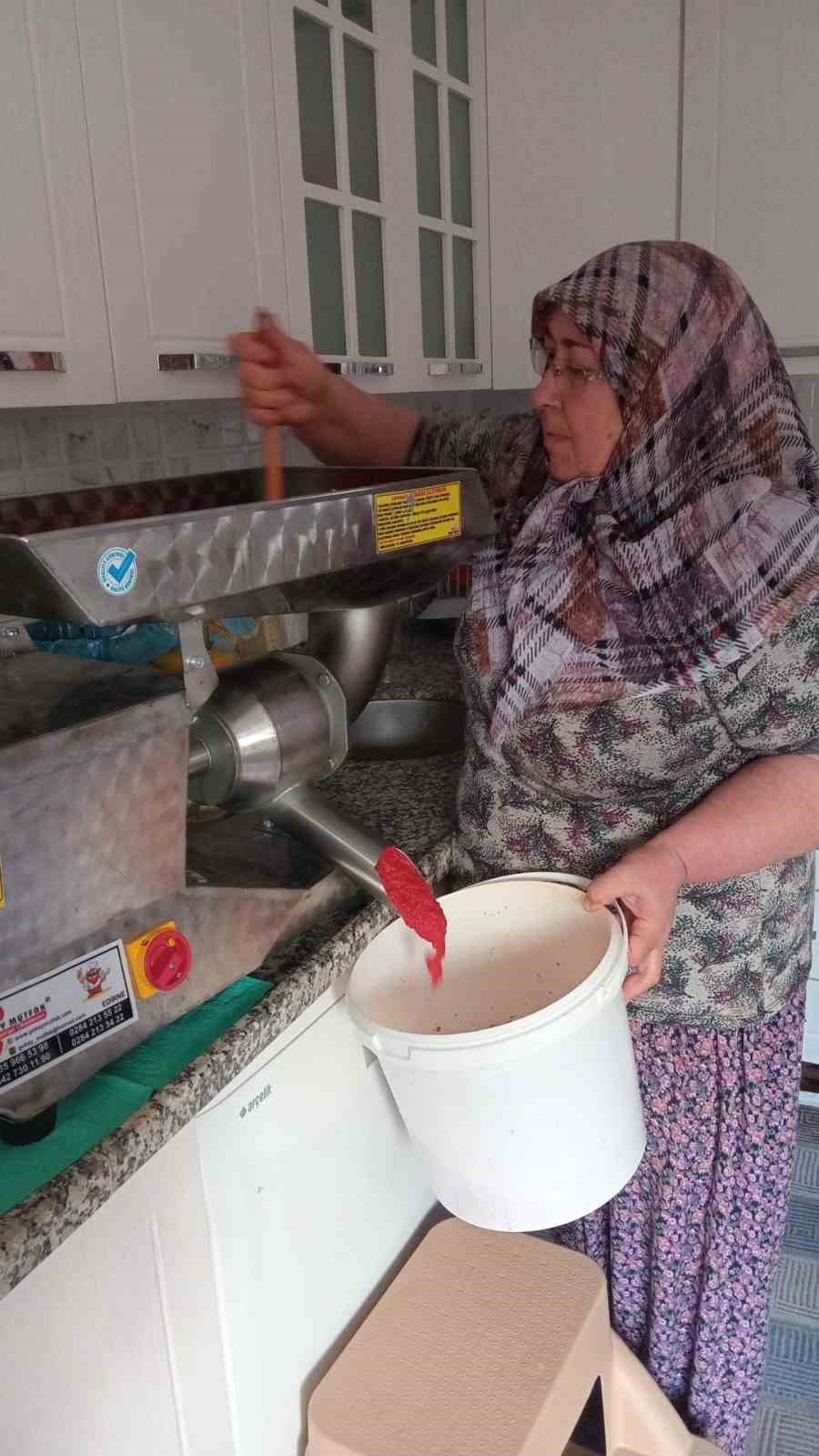 UZUNKÖPRÜ’DE KADINLARA SALÇA MAKİNESİ DESTEĞİ