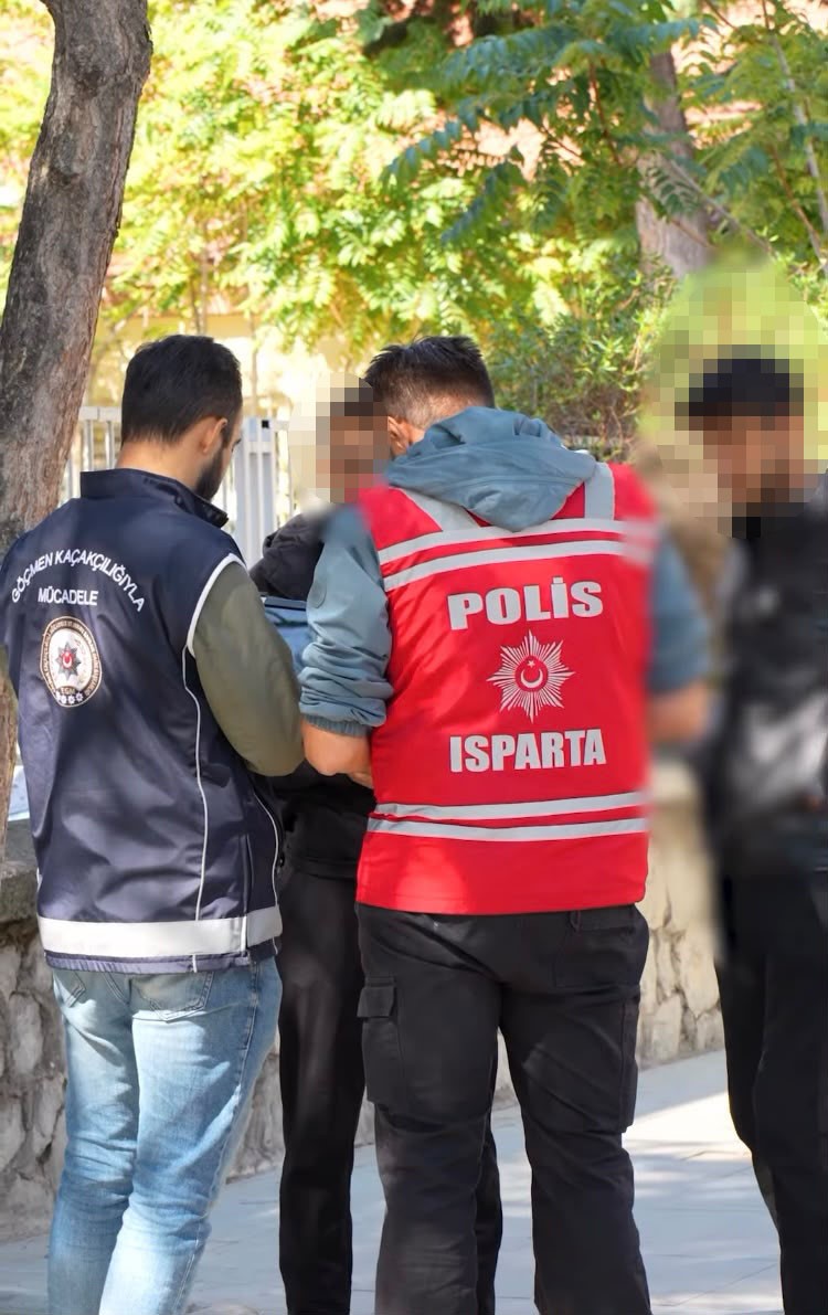 ISPARTA’DA POLİS EKİPLERİNCE GERÇEKLEŞTİRİLEN DENETİMLERDE 28 BİNDEN FAZLA KİŞİ SORGULANIRKEN, ÇEŞİTLİ SUÇLARDAN ARANAN 40 KİŞİ YAKALANDI.