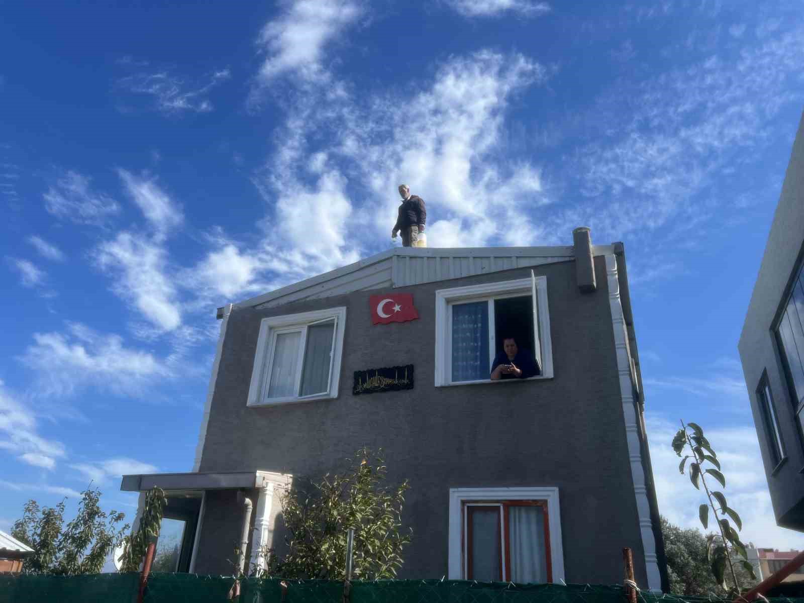 KUNUK'UN ÇATIDAKİ BEKLEYİŞİ, AVUKATLARININ BELEDİYE İLE YAPTIĞI GÖRÜŞMELERİN ARDINDAN YIKIM EKİPLERİNİN GERİ ÇEKİLMESİYLE SONA ERDİ.