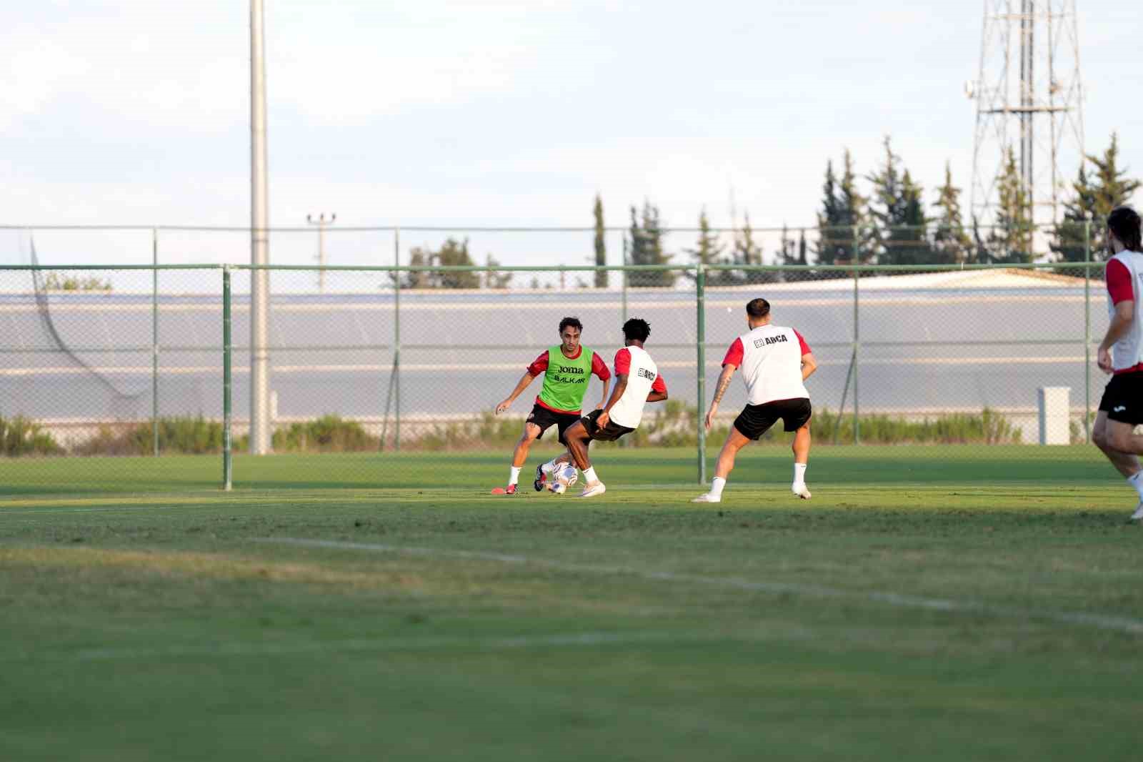 MİLLİ MAÇLAR SEBEBİYLE TRENDYOL SÜPER LİG'E VERİLEN ARADA ANTALYA’DA OLAN ÇORUM FK, KAMP ÇALIŞMALARINI YAPTIĞI ANTRENMANLA SÜRDÜRDÜ.