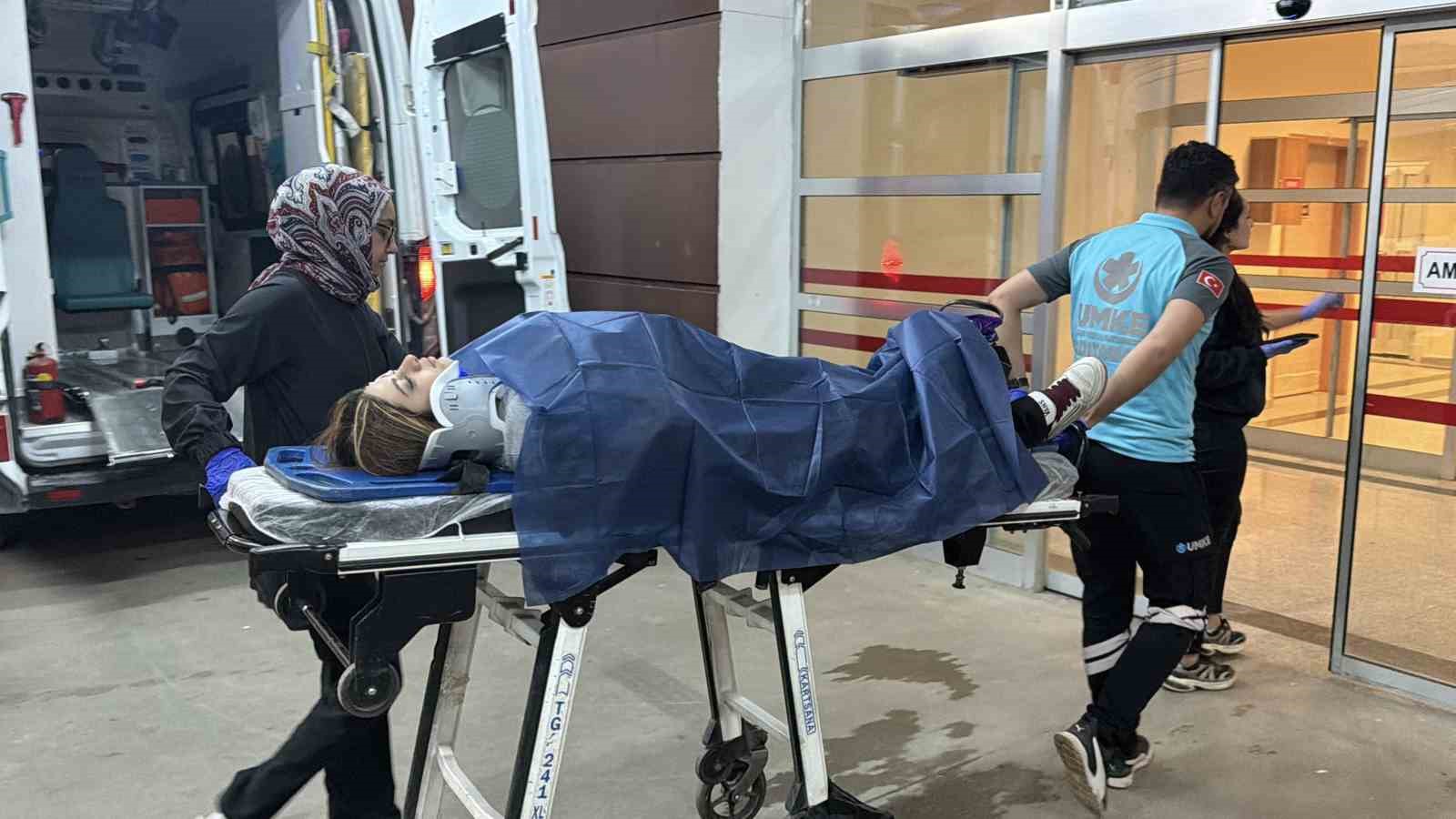 ADIYAMAN’DA İKİ OTOMOBİL İLE BİR MOTOSİKLETİN ÇARPIŞMASI SONUCU 2 KİŞİ YARALANDI.