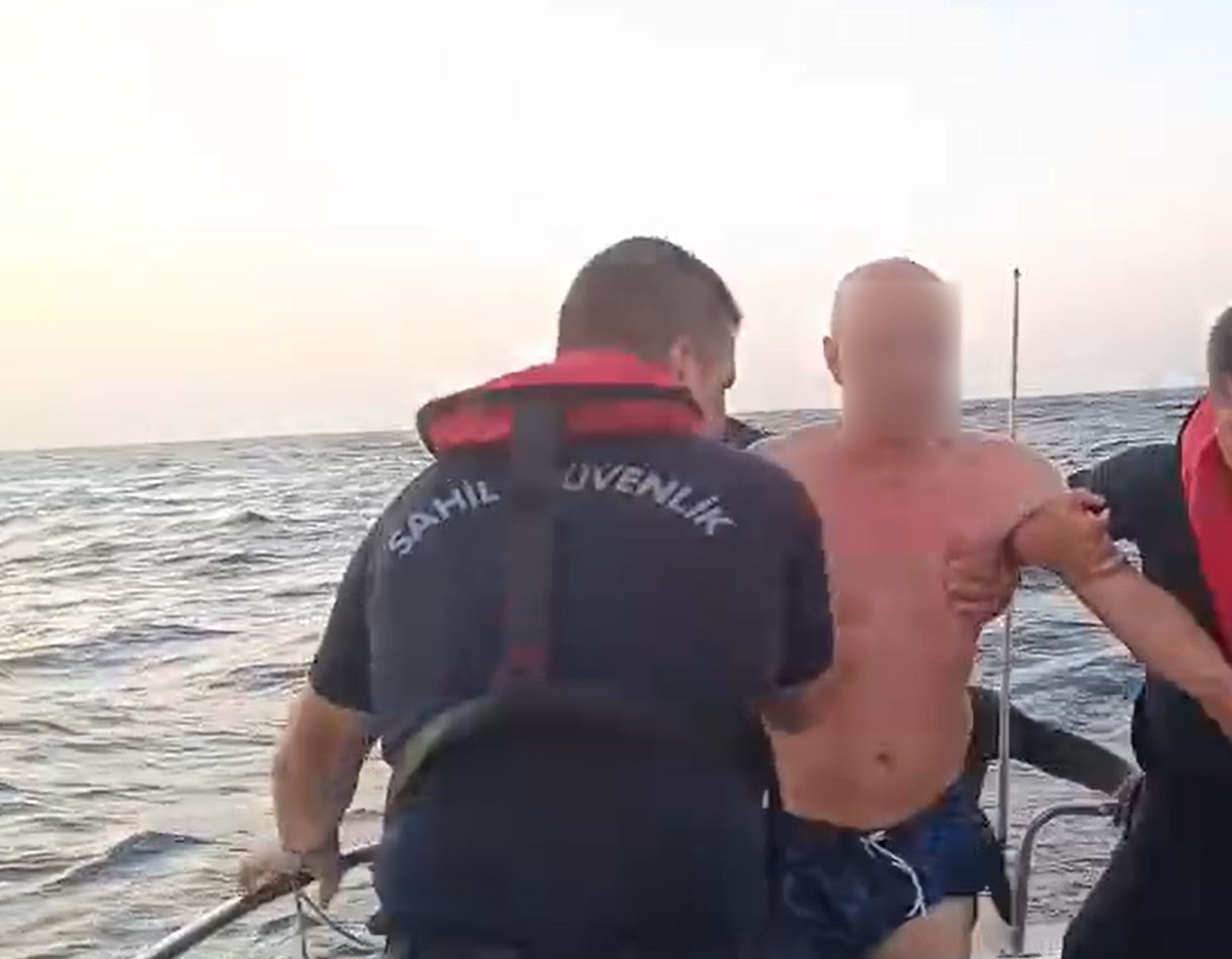 YALOVA’NIN ARMUTLU İLÇESİNDE SUP BOARD İLE DENİZE AÇILDIKTAN SONRA AKINTIYA KAPILARAK SÜRÜKLENEN 57 YAŞINDAKİ BABA İLE 10 YAŞINDAKİ KIZI, SAHİL GÜVENLİK EKİPLERİNİN ÇALIŞMASIYLA KURTARILDI.