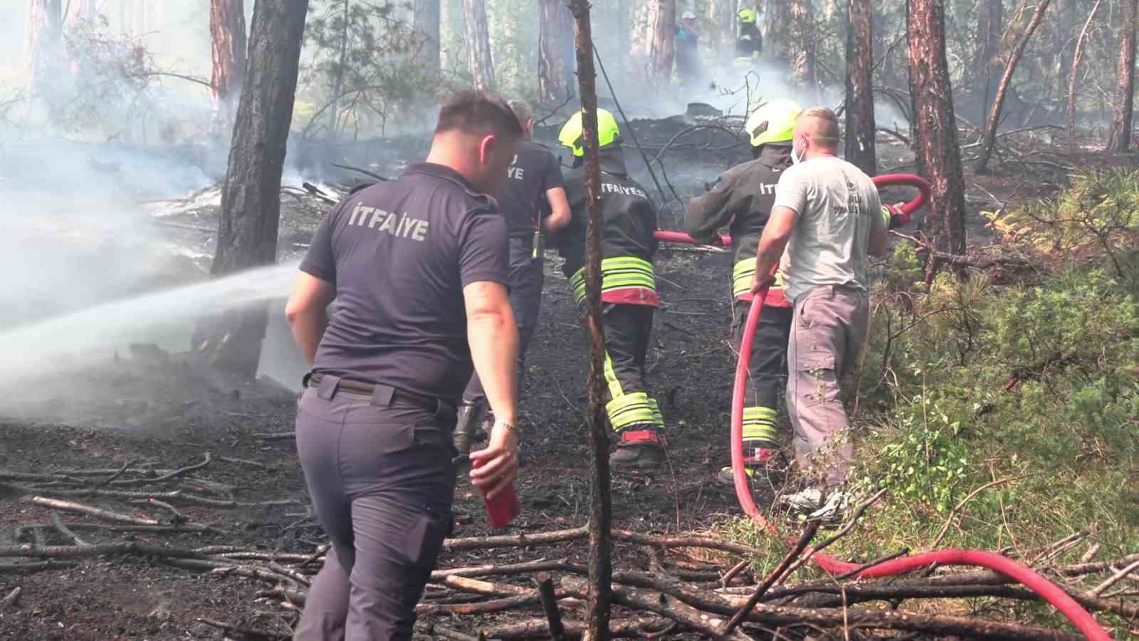 BOLU’NUN KIZILAĞIL KÖYÜ MEVKİSİNDE ÇIKAN ORMAN YANGINI, EKİPLERİN YOĞUN MÜDAHALESİYLE KONTROL ALTINA ALINDI. BÖLGEDE SOĞUTMA ÇALIŞMALARI SÜRÜYOR.