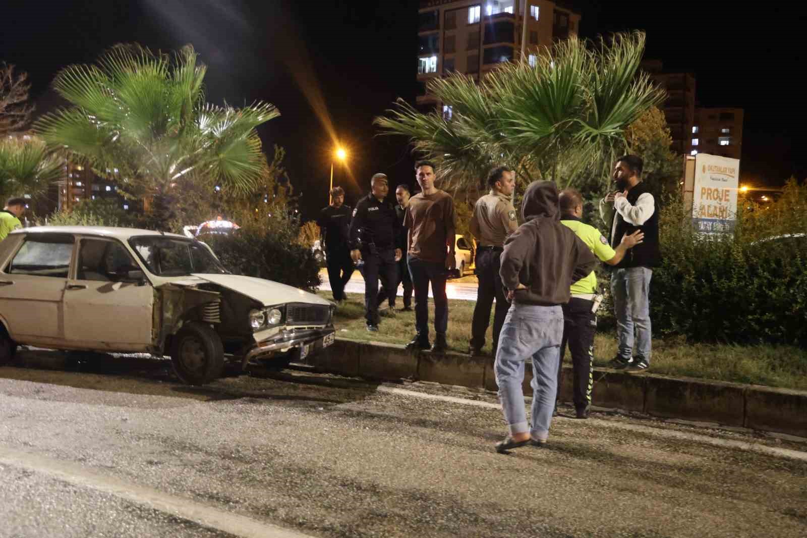 ADANA’NIN KOZAN İLÇESİNDE YAĞIŞ NEDENİYLE KAYGANLAŞAN YOLDA SÜRÜCÜSÜNÜN KONTROLÜNDEN ÇIKAN OTOMOBİL, DEVLET SU İŞLERİ’NE AİT SULAMA KANALINA DÜŞTÜ. KAZADA 2 KİŞİ YARALANDI. KAZAYI KARŞI ŞERİTTEN GÖREN BAŞKA BİR OTOMOBİL SÜRÜCÜSÜ DE PANİKLE REFÜJE ÇARPTI.