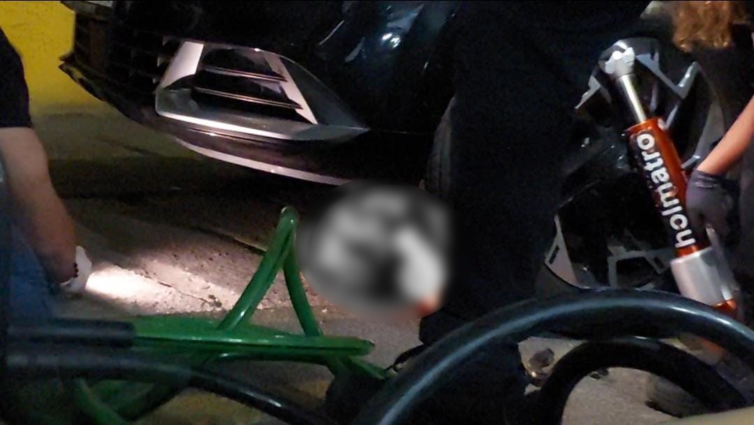 BALIKESİR'İN KARESİ İLÇESİNDE YERALTI OTOPARKINDAN ÇIKIŞ YAPAN OTOMOBİLİN ÇARPTIĞI 27 YAŞINDAKİ F.B., ARACIN ALTINDA KALARAK YARALANDI. İTFAİYE EKİPLERİNİN MÜDAHALESİYLE KURTARILAN KADIN HASTANEYE KALDIRILDI.