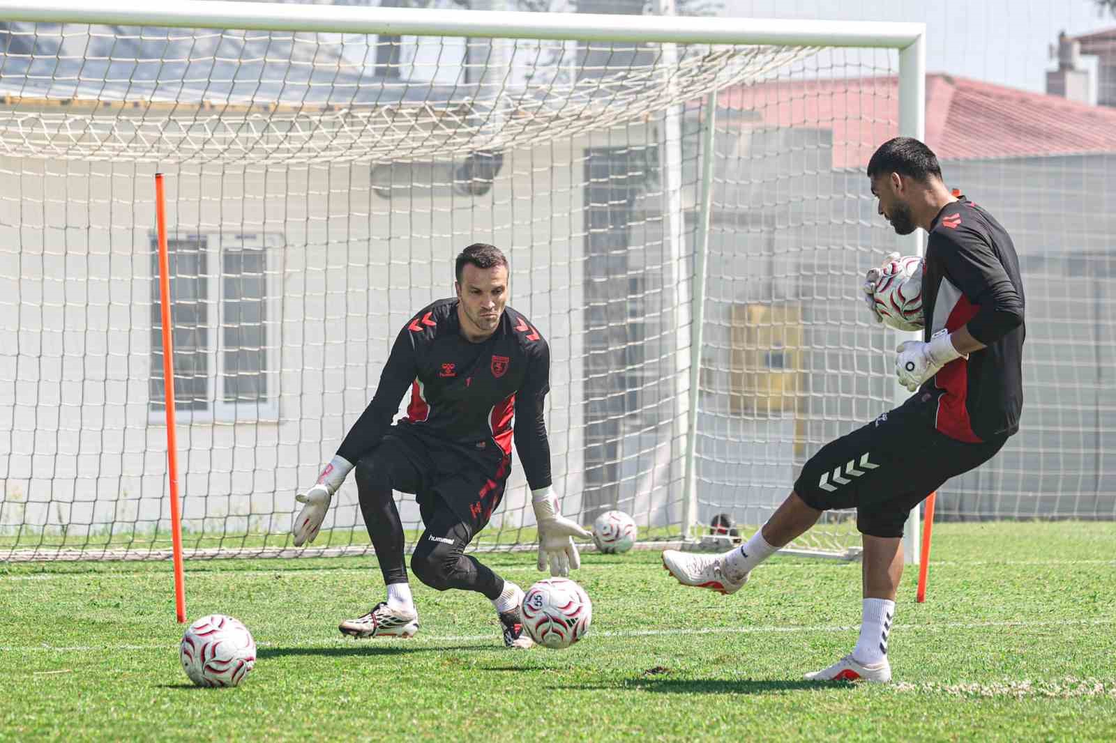 SÜPER LİG EKİPLERİNDEN SAMSUNSPOR, LİGİN İKİNCİ HAFTASINDA OYANACAĞI ÇAYKUR RİZESPOR MÜCADELESİNE TEKNİK DİREKTÖR THORSTEN FİNK YÖNETİMİNDE GERÇEKLEŞTİRDİĞİ ANTRENMANLA SÜRDÜRDÜ.
