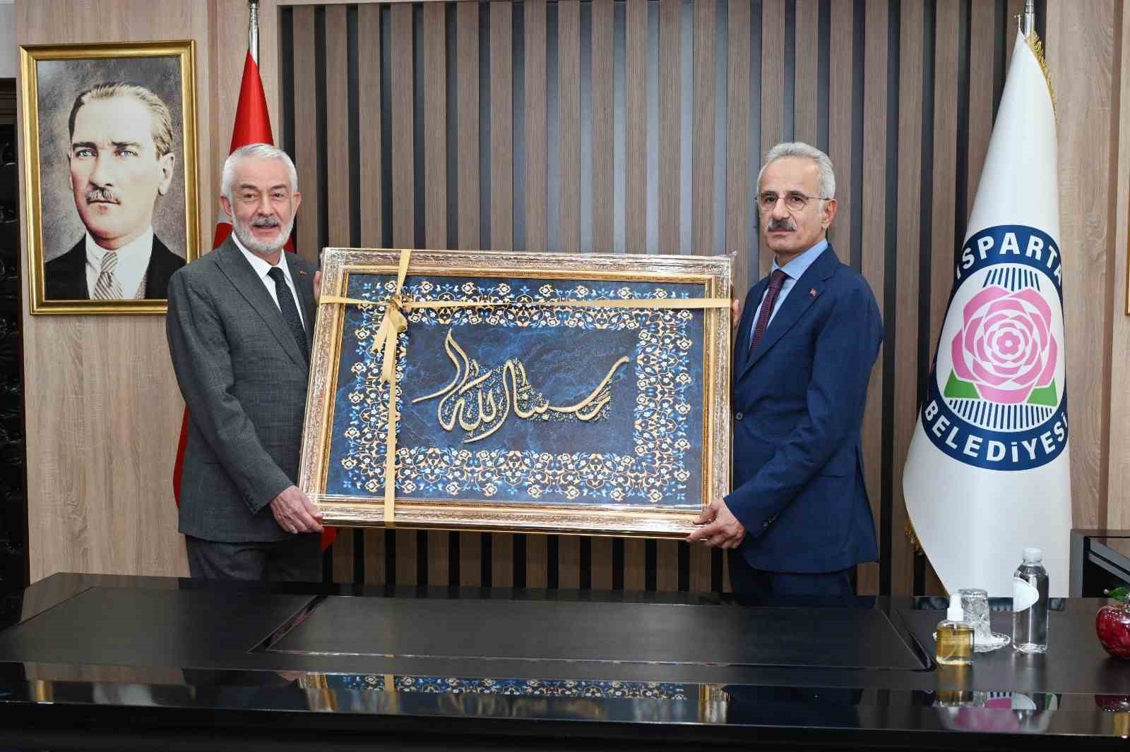 ISPARTA BELEDİYE BAŞKANI ŞÜKRÜ BAŞDEĞİRMEN VE ULAŞTIRMA VE ALTYAPI BAKANI ABDULKADİR URALOĞLU