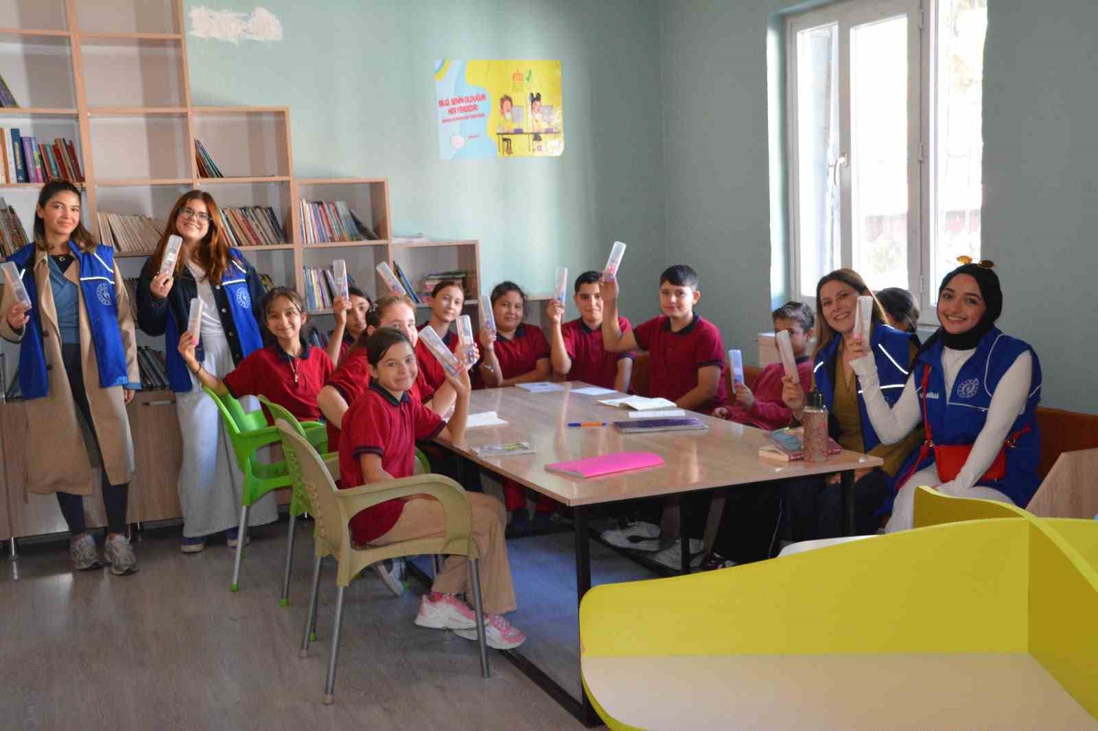 MANİSA’NIN DEMİRCİ İLÇESİNDE GENÇLİK VE SPOR BAKANLIĞINA BAĞLI YURTTA KALAN ÖĞRENCİLER İLE GENÇLİK MERKEZİ GÖNÜLLÜLERİ, İLKÖĞRETİM HAFTASI KAPSAMINDA İLKOKUL VE ORTAOKUL ÖĞRENCİLERİYLE BİR ARAYA GELEREK ÇEŞİTLİ ETKİNLİKLER DÜZENLEDİ. GÖNÜLLÜ GENÇLER, MİNİK ÖĞRENCİLERE KIRTASİYE MALZEMELERİ DE HEDİYE ETTİ.