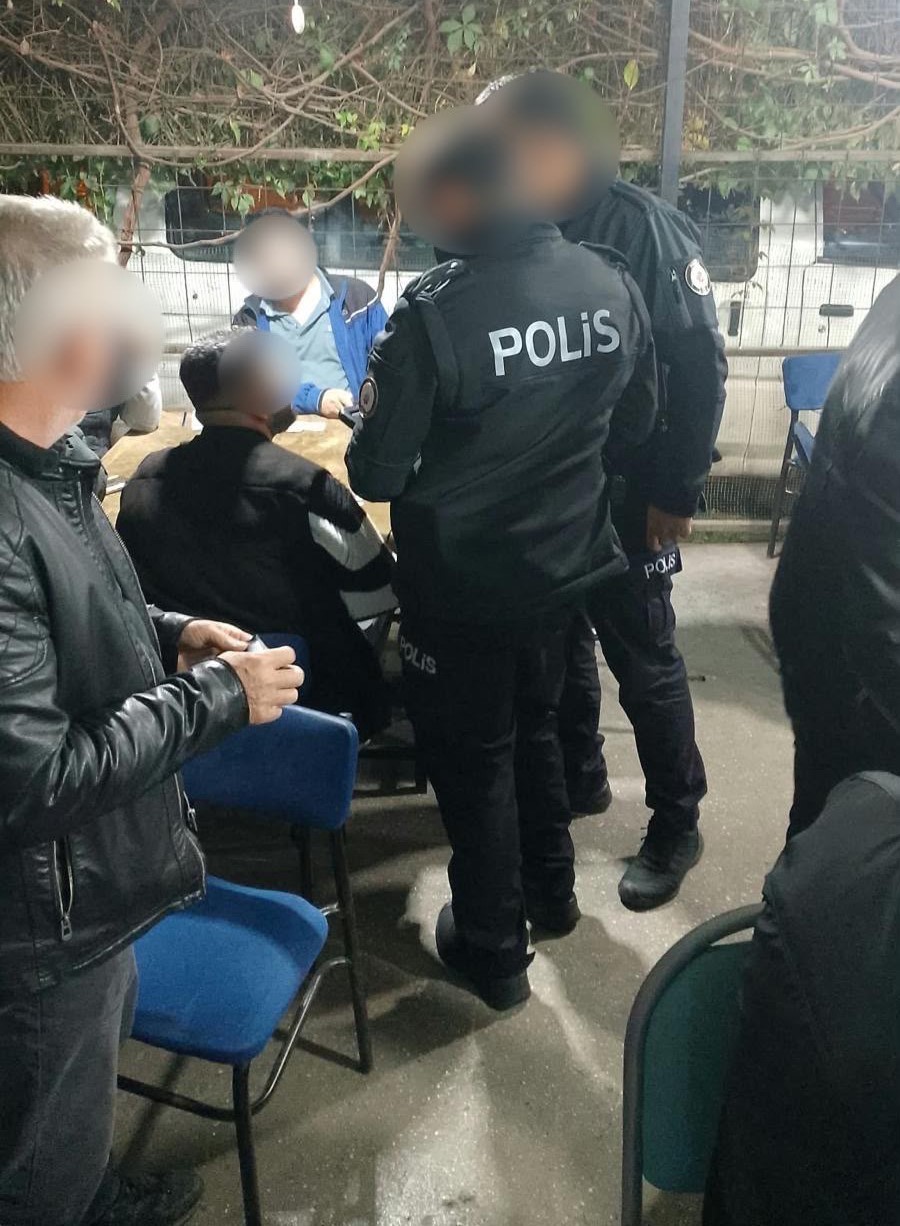 YILDIRIM İLÇESİNDE POLİS EKİPLERİNCE 300 PERSONELİN KATILIMIYLA SABİT VE HAREKETLİ YOL UYGULAMASI İLE UMUMA AÇIK İŞ YERLERİNE YÖNELİK DENETİM GERÇEKLEŞTİRİLDİ