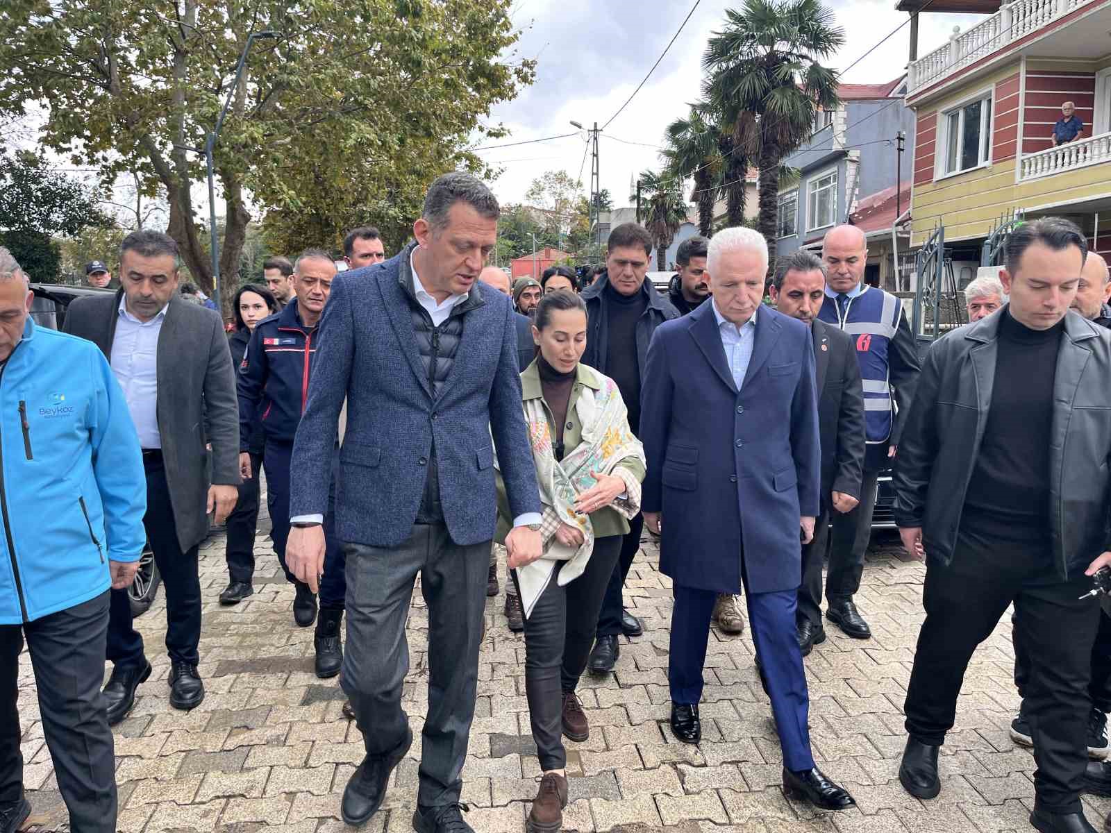 VATANDAŞLARA GEÇMİŞ OLSUN DİLEKLERİNİ DE SUNAN VALİ GÜL, HER TÜRLÜ ZARARIN KARŞILANACAĞINI VATANDAŞLARA AKTARDI. VALİ GÜL’E BEYKOZ KAYMAKAMI DR. FATİH ÜRKMEZER VE BEYKOZ BELEDİYE BAŞKAN VEKİLİ ÖZLEM VURAL GÜRZEL’DE EŞLİK ETTİ.