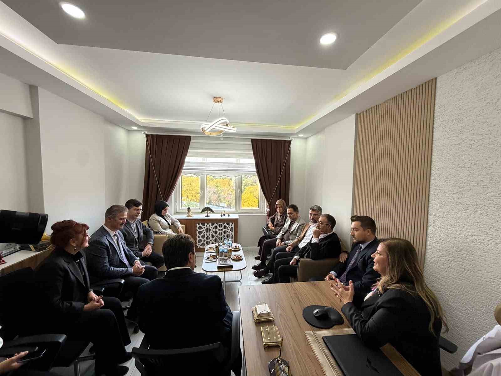 ERZURUM’DA KENT PROTOKOLÜ, PSİKİYATRİST PSİKOTERAPİST DOÇ. DR. SERTAÇ ZENGİL’İN MUAYENEHANE AÇILIŞINDA BİR ARAYA GELDİ.