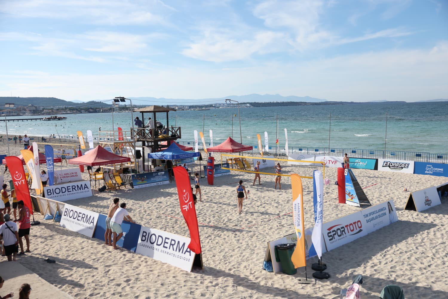 ÇEŞME’DE ULUSLARARASI GRAND SLAM PLAJ VOLEYBOLU HEYECANI BAŞLADI