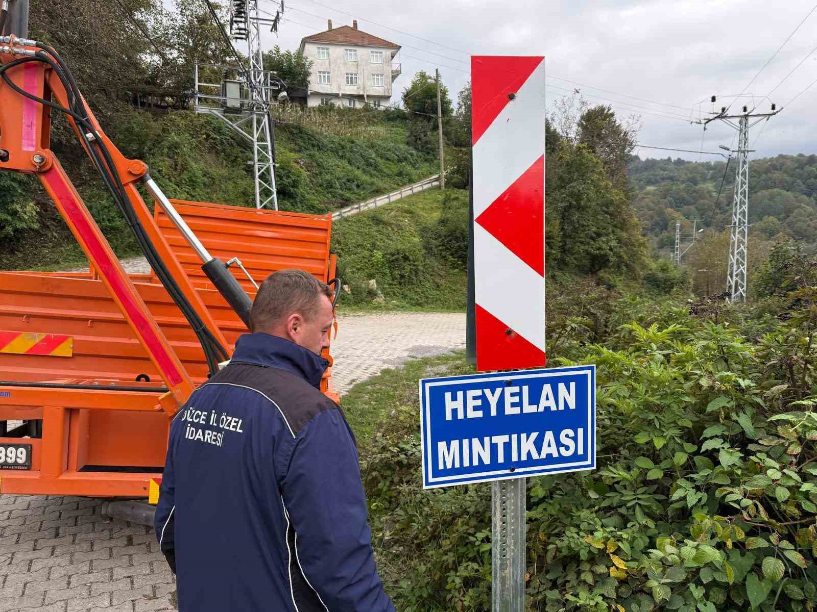 DÜZCE İL ÖZEL İDARESİ, KAYNAŞLI İLÇESİNE BAĞLI DARIYERİ BAKACAK KÖYÜ’NDE SÜRÜŞ VE YOL GÜVENLİĞİNİN ARTIRILMASI AMACIYLA TRAFİK LEVHALARINI YENİLEYEREK GEREKLİ NOKTALARA YENİ LEVHALAR YERLEŞTİRDİ.
