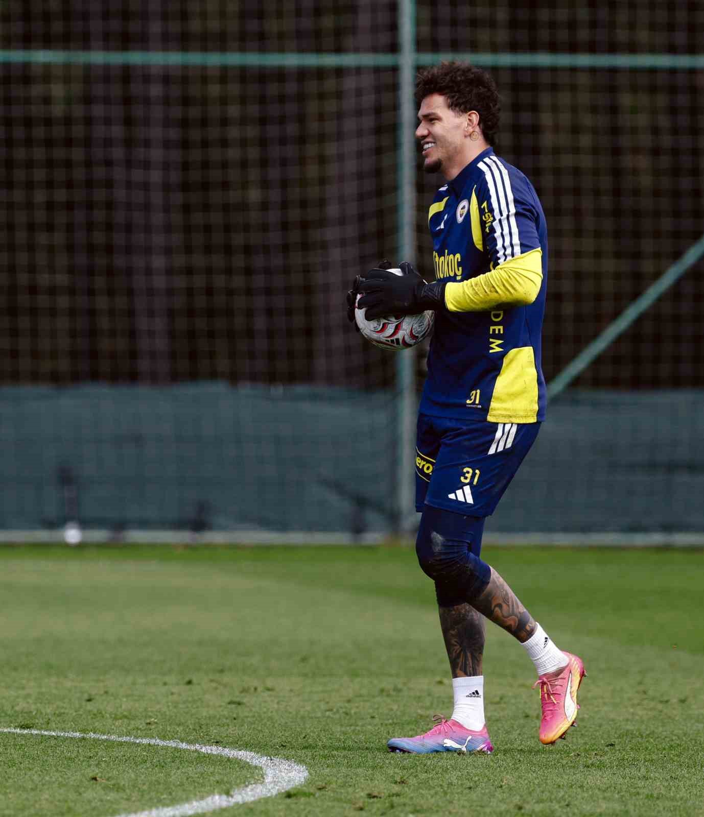 FENERBAHÇE, TRENDYOL SÜPER LİG’İN 7. HAFTASINDA DEPLASMANDA ÇAYKUR RİZESPOR İLE OYNAYACAĞI MAÇIN HAZIRLIKLARINI BUGÜN YAPTIĞI ANTRENMANLA SÜRDÜRDÜ.