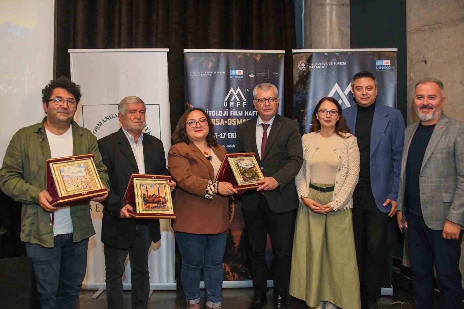 "İNSANLIĞIN ORTAK HİKAYESİ" SLOGANIYLA DÜZENLENEN 4. MİTOLOJİ FİLM HAFTASI, OSMANGAZİ BELEDİYESİ’NİN EV SAHİPLİĞİNDE BURSA’DA BAŞLADI. SİNEMA GÖSTERİMLERİ, SÖYLEŞİLER VE MİTOLOJİNİN KÜLTÜREL MİRASINI ELE ALAN ETKİNLİKLERLE ZENGİNLEŞEN PROGRAM, KATILIMCILARI İNSANLIĞIN KADİM ANLATILARI ARASINDA YOLCULUĞA ÇIKARDI