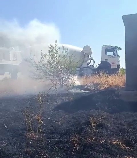 ADIYAMAN’DA, İKAMETLERİN ARASINDA KOPARAK YERE DÜŞEN ELEKTRİK KABLOLARI KURU OT YANGININA NEDEN OLDU.