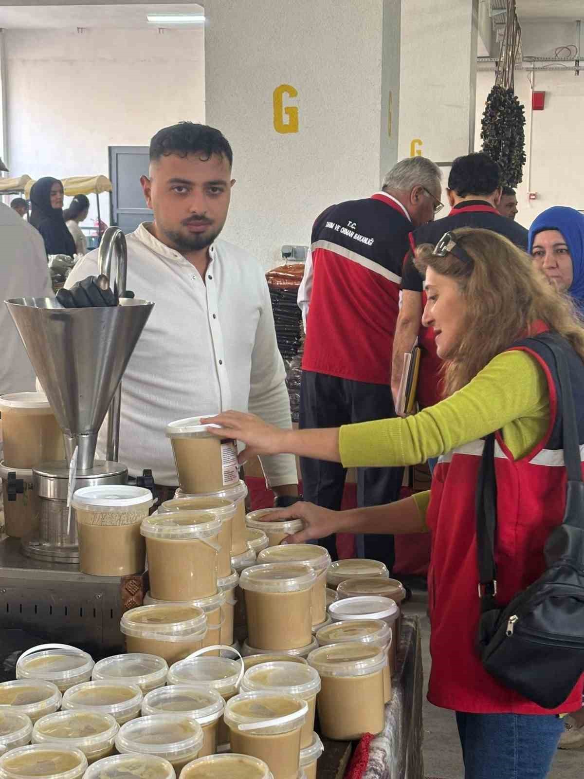 AYDIN’IN BUHARKENT İLÇESİNDE TÜKETİCİLERİN SAĞLIKLI VE GÜVENİLİR GIDAYA ULAŞABİLMESİ AMACIYLA İLÇE MERKEZİNDE VE SAVCILLI MAHALLESİ’NDE KURULAN PAZAR YERLERİNDE GIDA DENETİMİ GERÇEKLEŞTİRİLDİ.