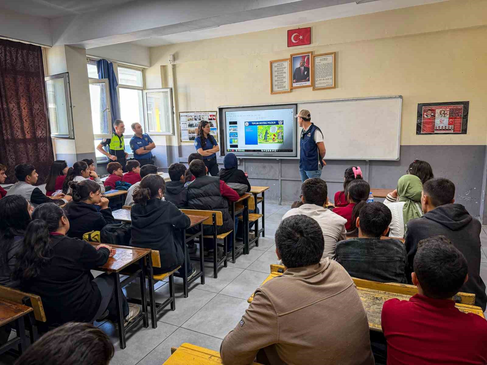 VAN’IN MURADİYE İLÇESİNDE POLİS EKİPLERİ TARAFINDAN ÖĞRENCİLERE YÖNELİK BİLGİLENDİRME EĞİTİMİ DÜZENLENDİ.