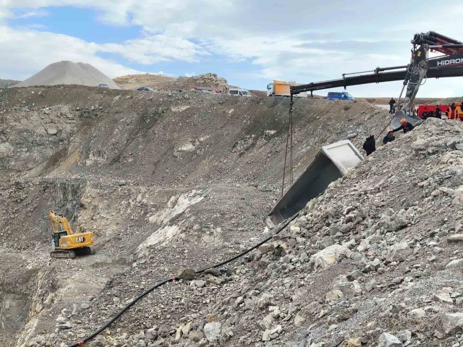 SİVAS’IN ULAŞ İLÇESİNDE TAŞ OCAĞINDA KONTROLDEN ÇIKARAK DEVRİLEN KAMYONUN SÜRÜCÜSÜ YARALANDI.