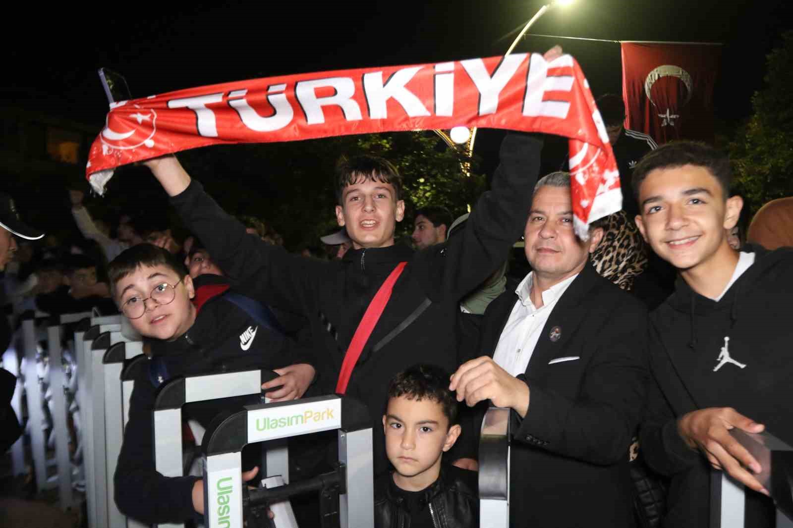 A MİLLİ FUTBOL TAKIMI, FRANSA MAÇI ÖNCESİ KOCAELİ STADYUMU'NDA GERÇEKLEŞTİRDİĞİ KISA YÜRÜYÜŞÜN ARDINDAN KONAKLADIĞI OTELE DÖNERKEN YÜZLERCE TARAFTAR TARAFINDAN COŞKUYLA KARŞILANDI.