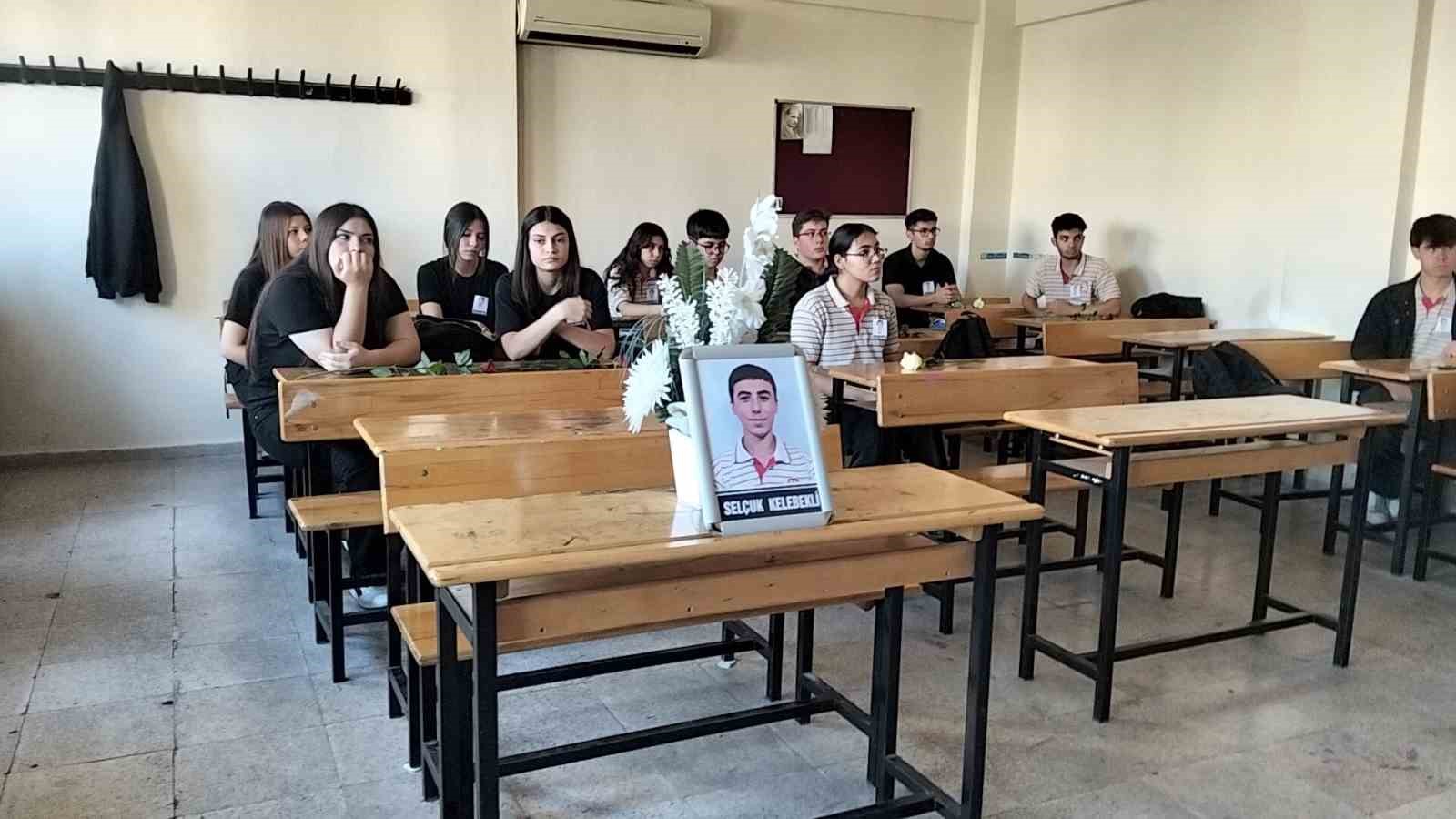 KELEBEKLİ’NİN SINIF ARKADAŞLARI, BOŞ KALAN SIRASINA ÇİÇEK BIRAKARAK GÖZYAŞLARINA HAKİM OLAMADI.