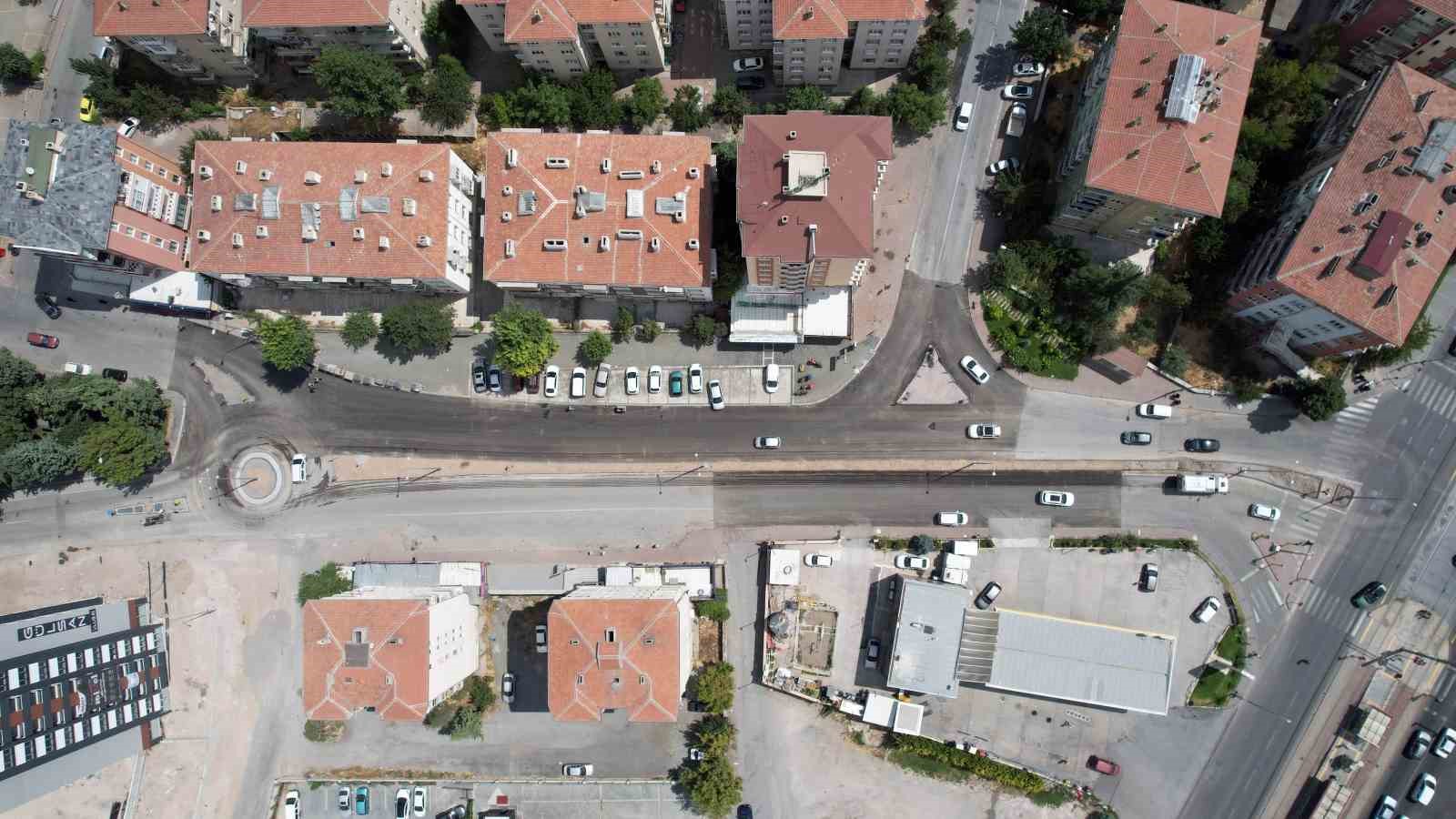 TALAS BELEDİYESİ, İLÇENİN ULAŞIM ALTYAPISINI GÜÇLENDİRMEYE YÖNELİK ÇALIŞMALARINI SÜRDÜRÜYOR. BU KAPSAMDA ATATÜRK BULVARI’NDAN YENİDOĞAN MAHALLESİ’NE BAĞLANTI SAĞLAYAN TİMUÇİN CADDESİ ÜZERİNDE, PAZAR CADDESİ VE DEFNE SOKAK BAĞLANTILARINI KAPSAYAN NOKTADA AKILLI KAVŞAK DÜZENLEMESİ HAYATA GEÇİRİLİYOR.