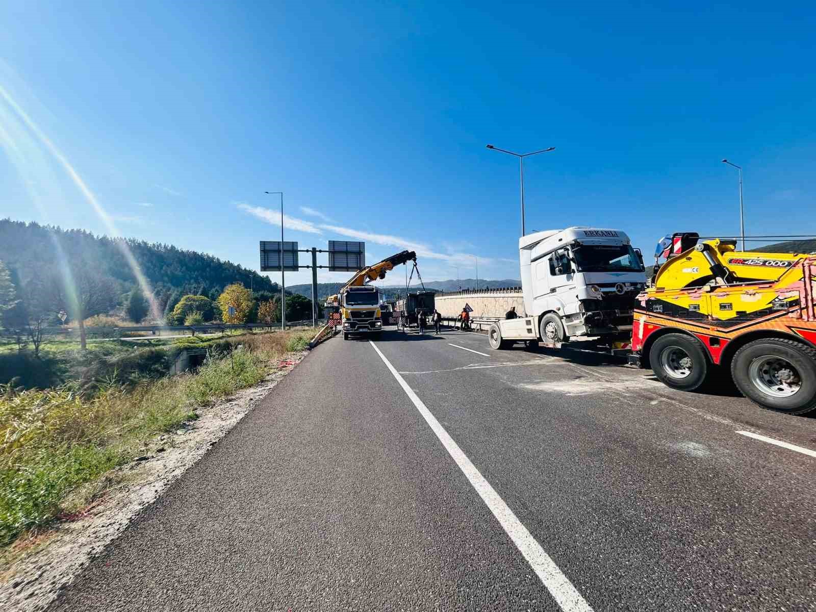 BİLECİK'TE ZİNCİRLEME TRAFİK KAZASI: 1 YARALI