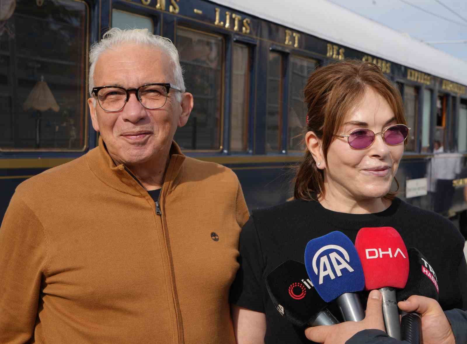 SEYAHATE KATILAN JANAN BENABUD İSE TÜRKİYE İLE OLAN BAĞINI ANLATARAK, "ORİENT EXPRESS’LE İLK KEZ SEYAHAT EDİYORUM AMA TÜRKİYE’YE YABANCI DEĞİLİM.