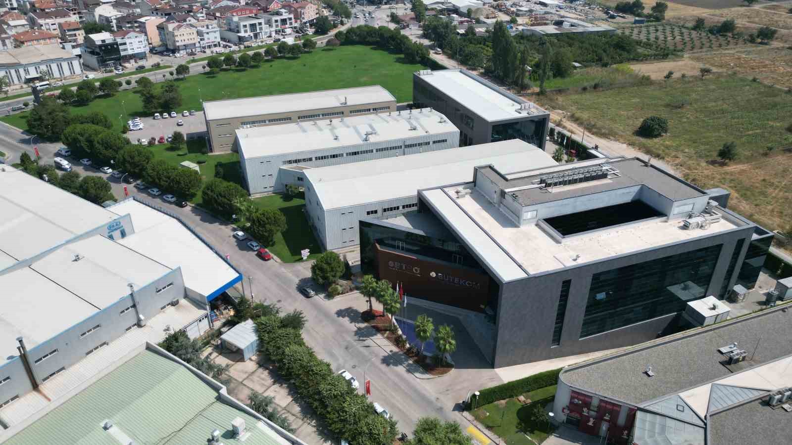 BURSA TİCARET VE SANAYİ ODASI (BTSO), YÖNETİM KURULU BAŞKANI İBRAHİM BURKAY LİDERLİĞİNDE 2013 YILINDA ORTAYA KOYDUĞU VİZYONLA KENTİN ÜRETİM, TİCARET VE İHRACAT GÜCÜNÜ GELECEĞİN EKONOMİSİNE TAŞIYAN KAPSAMLI BİR DÖNÜŞÜM HAMLESİ BAŞLATTI. ORTAK AKIL ANLAYIŞIYLA ŞEKİLLENEN SÜREÇTE 60’I AŞKIN MAKRO PROJE VE ÇALIŞMA HAYATA GEÇİRİLİRKEN; TEKNOLOJİ, NİTELİKLİ İNSAN KAYNAĞI, SÜRDÜRÜLEBİLİRLİK VE KÜRESEL REKABETÇİLİK ODAĞINDA GÜÇLÜ BİR EKOSİSTEM KURULDU. BUGÜNE KADAR GERÇEKLEŞTİRİLEN ÇALIŞMALARIN UZUN VADELİ GELECEK VİZYONUNUN TEMELİNİ OLUŞTURDUĞUNU BELİRTEN BTSO BAŞKANI İBRAHİM BURKAY, 2030 HEDEFLERİ DOĞRULTUSUNDA YENİ NESİL PROJELERLE BU DÖNÜŞÜM SÜRECİNİ ÇOK DAHA İLERİ BİR SEVİYEYE TAŞIYACAKLARINI SÖYLEDİ.