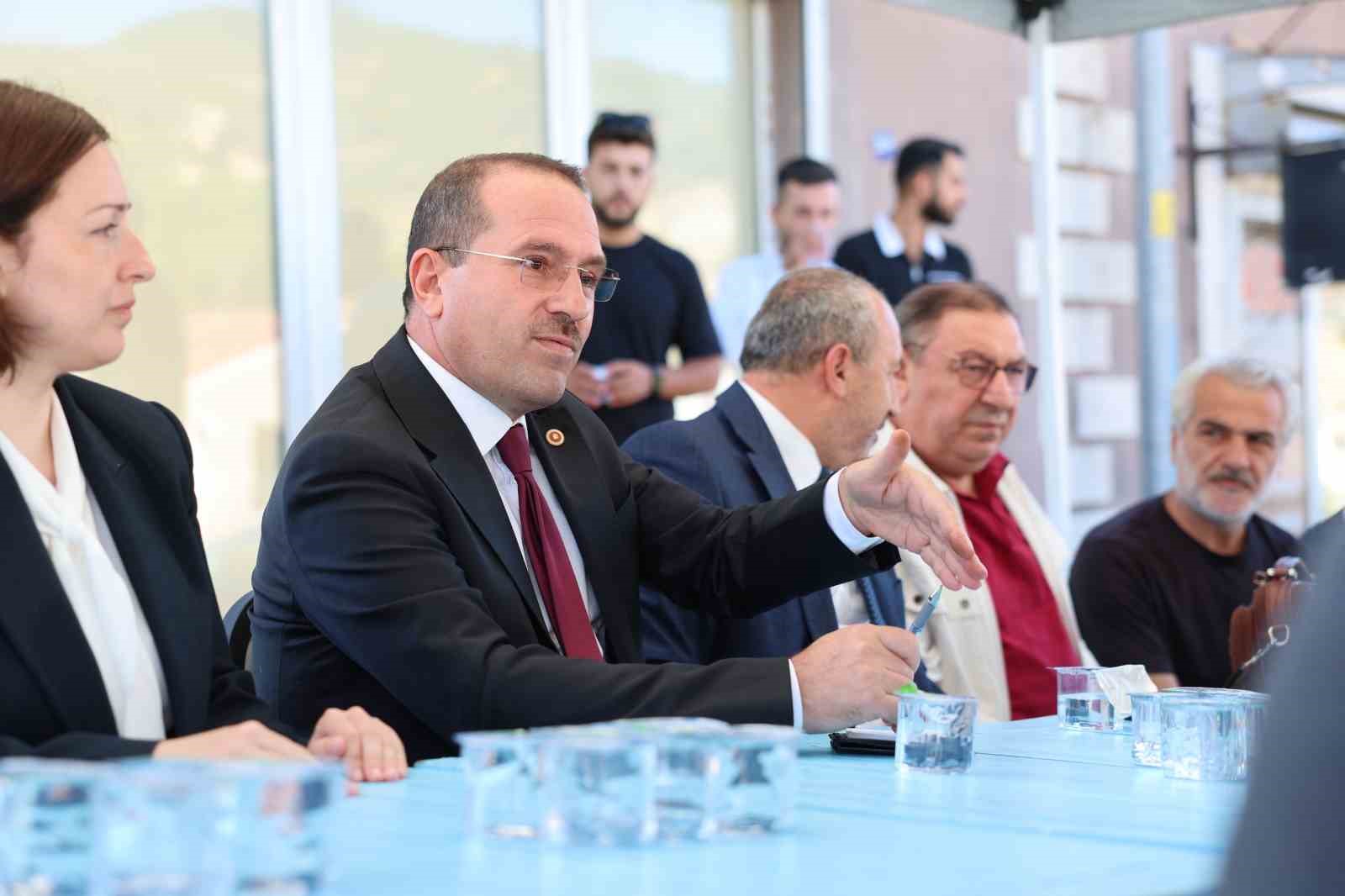 AK PARTİ İZMİR MİLLETVEKİLİ YAŞAR KIRKPINAR, FOÇA İLÇESİNDE SANAYİCİLERDEN ESNAFLARA, BALIKÇILARDAN KOOPERATİFLERE KADAR TOPLUMUN TÜM KESİMLERİYLE BİR ARAYA GELDİ.