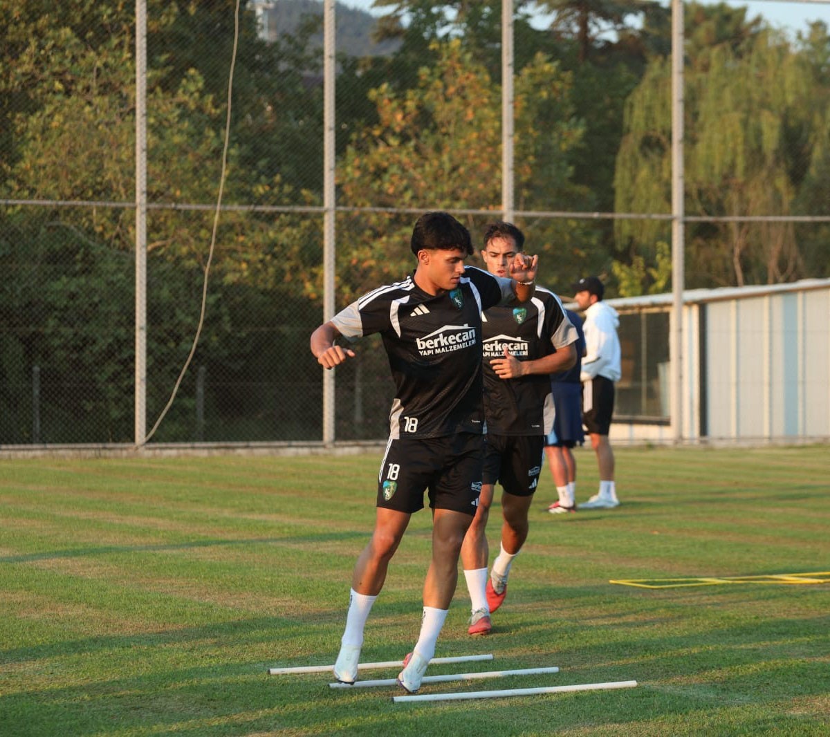 KOCAELİSPOR PAZARTESİ GECESİ TARAFTARI ÖNÜNDE OYNAYACAĞI İLK İÇ SAHA MAÇININ HAZIRLIKLARINI SÜRDÜRÜYOR