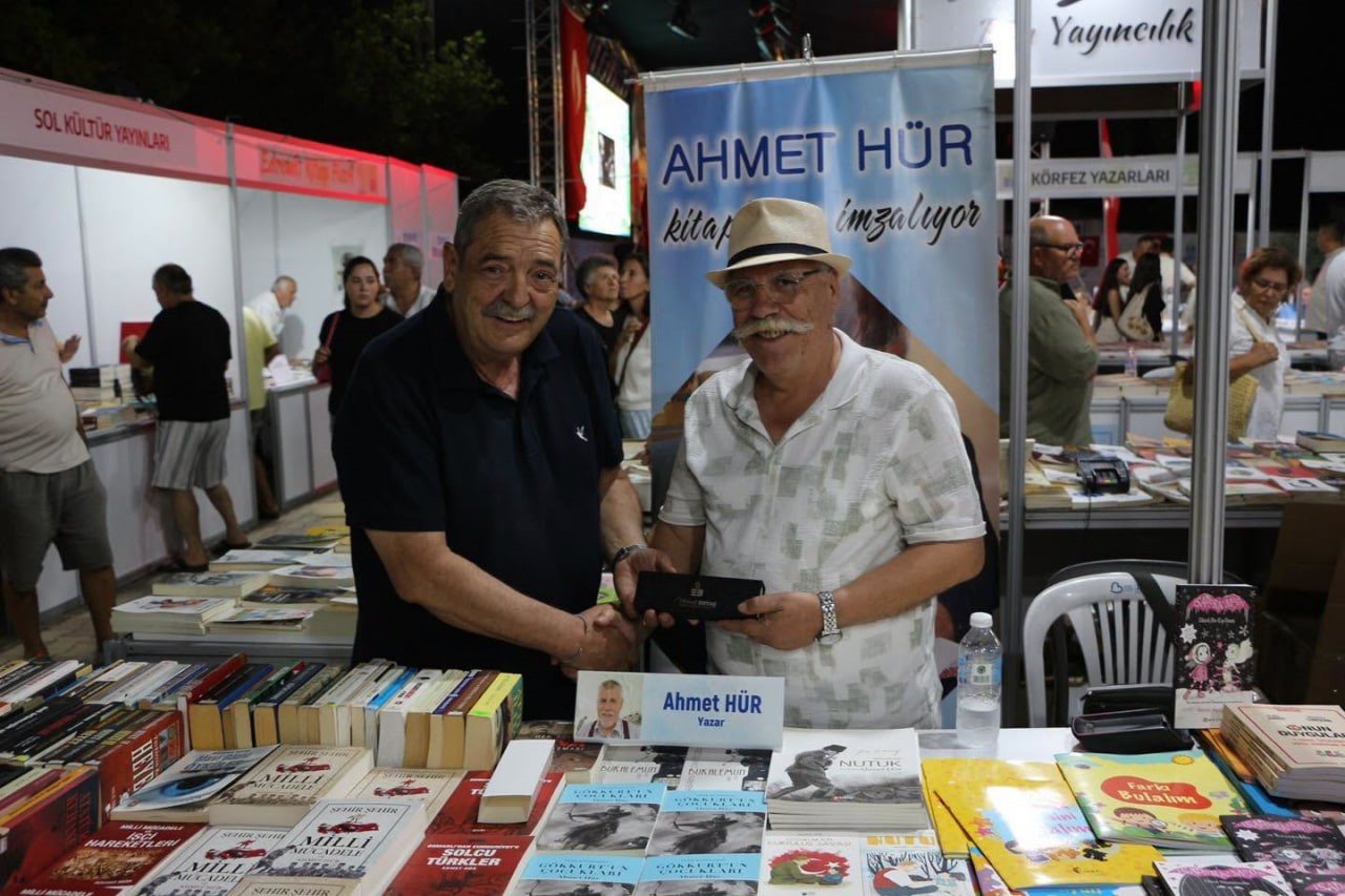 BALIKESİR'İN EDREMİT BELEDİYESİ TARAFINDAN DÜZENLENEN 8. EDREMİT KİTAP FUARI, İKİNCİ GÜNÜNDE DE EDEBİYATTAN JEOPOLİTİĞE, DEMOKRASİDEN ŞİİR VE MÜZİĞE UZANAN ZENGİN PROGRAMIYLA KİTAPSEVERLERİ BULUŞTURDU.