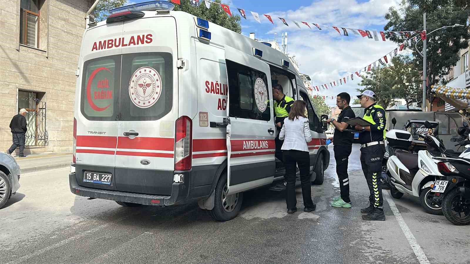 YARALI MOTOSİKLET SÜRÜCÜSÜ, OLAY YERİNDEKİ İLK MÜDAHALESİNİN ARDINDAN AMBULANSLA BURDUR DEVLET HASTANESİ'NE KALDIRILDI.