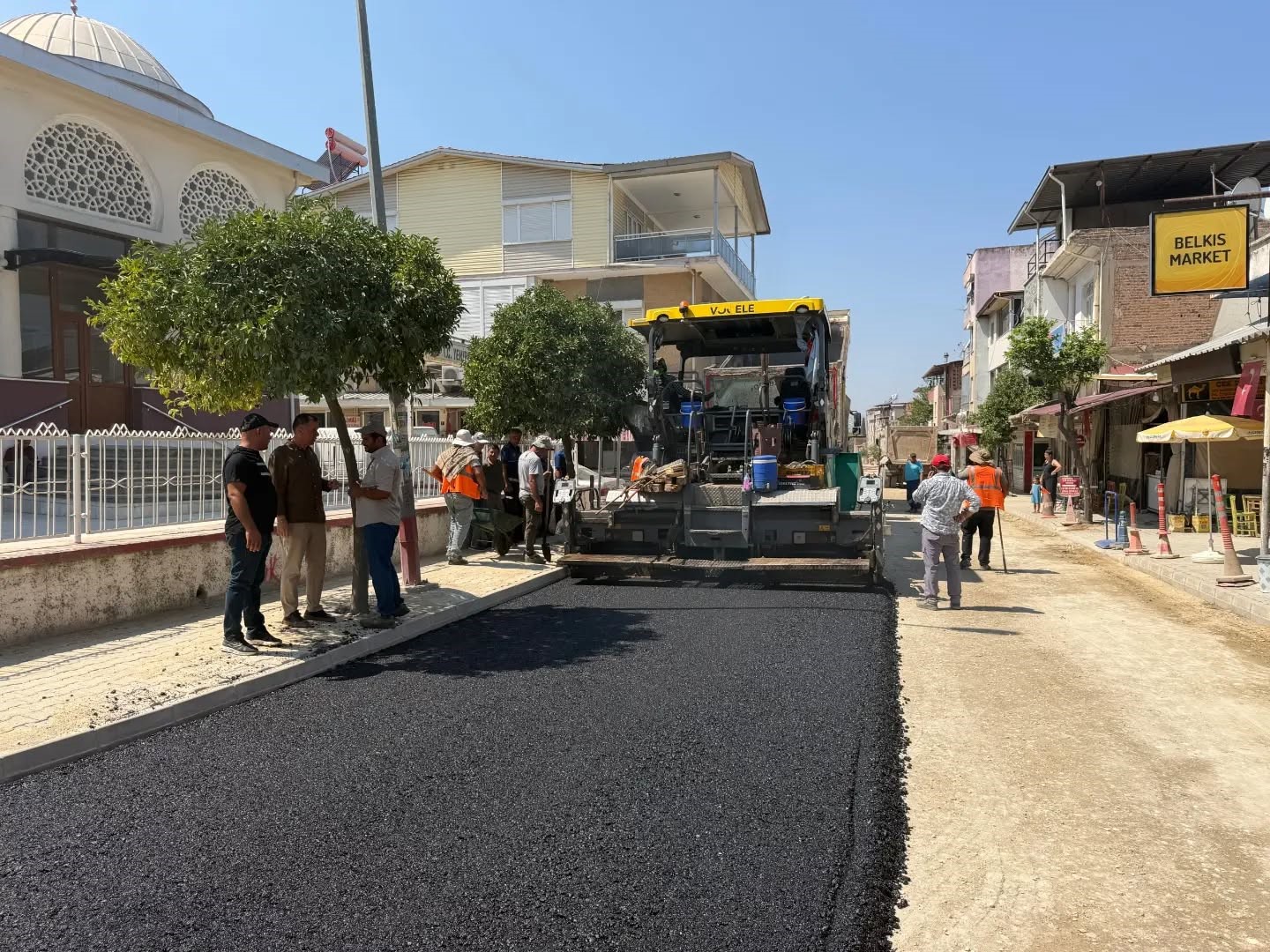 YENİPAZAR İLÇESİNİN ÖNEMLİ ULAŞIM ARTERLERİNDEN YÖRÜKALİ EFE CADDESİ’NDE 2. ETAP SICAK ASFALT SERİM ÇALIŞMALARI BAŞLARKEN, ÇALIŞMALARI İNCELEYEN BELEDİYE BAŞKANI MALİK ERCAN; "BU ASFALTLAMA ÇALIŞMASIYLA CADDEMİZE ESTETİK BİR GÖRÜNÜM KAZANDIRACAĞIZ" DEDİ.