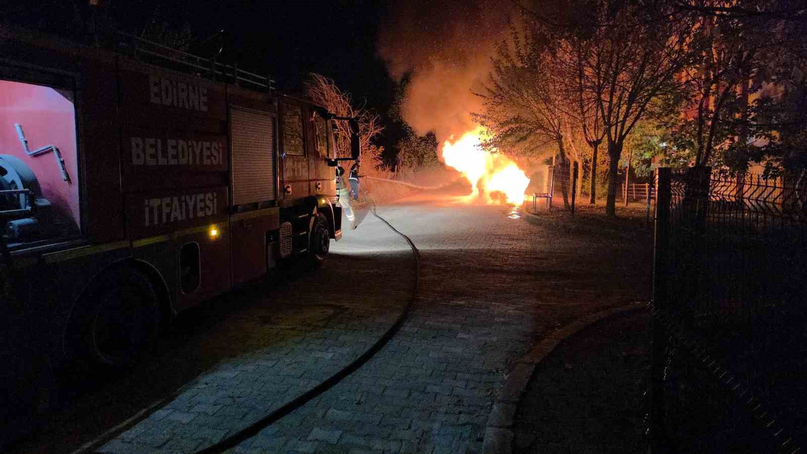 EDİRNE’DE BULGARİSTAN PLAKALI OTOMOBİL ALEV ALEV YANDI