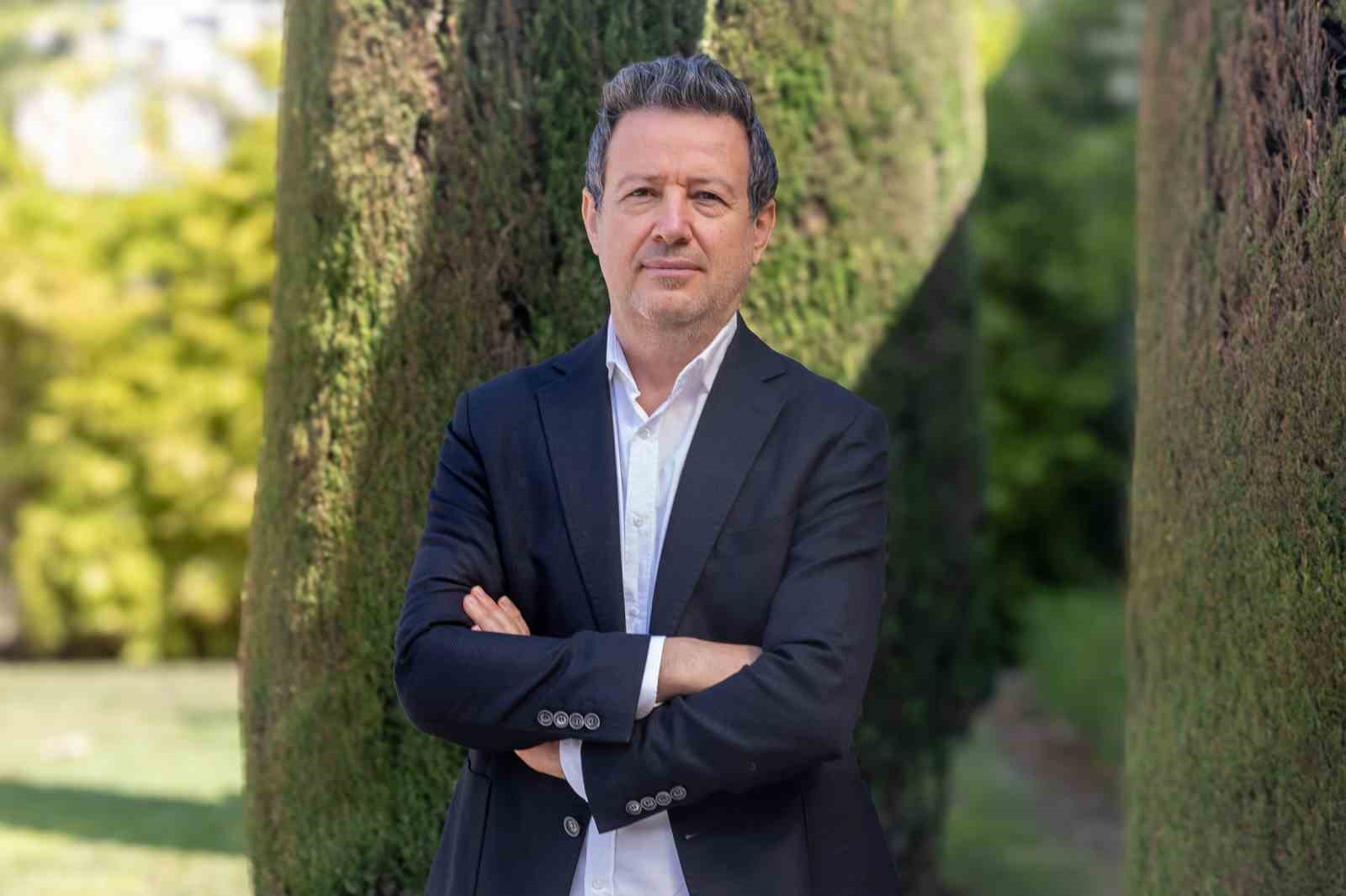 YAŞAR ÜNİVERSİTESİ MAKİNE MÜHENDİSLİĞİ BÖLÜM BAŞKANI PROF. DR. MUSTAFA TUTAR'IN YÜRÜTÜCÜLÜĞÜNDEKİ BİLİMSEL ARAŞTIRMA PROJESİ KAPSAMINDA, BİNALARIN İÇİNDEKİ BUNALTICI SICAĞI SOKAKLARA DEĞİL YERALTINA YÖNLENDİREN SİSTEM, HEM BİNA İÇİ KONFORU ARTIRMAYI HEM DE ŞEHİRLERDE GİDEREK BÜYÜYEN KENTSEL ISI ADASI ETKİSİNİ AZALTMAYI AMAÇLIYOR.