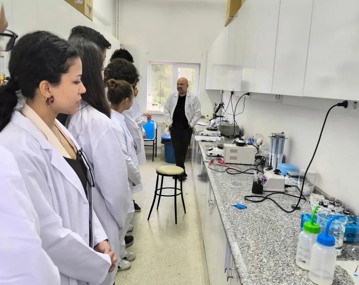 SİNOP ÜNİVERSİTESİ FEN EDEBİYAT FAKÜLTESİ BİYOLOJİ BÖLÜMÜ 1. SINIF ÖĞRENCİLERİ, DÜZENLENEN ORYANTASYON VE TANITIM ETKİNLİĞİ KAPSAMINDA BÖLÜM ARAŞTIRMA LABORATUVARLARINI ZİYARET ETTİ.