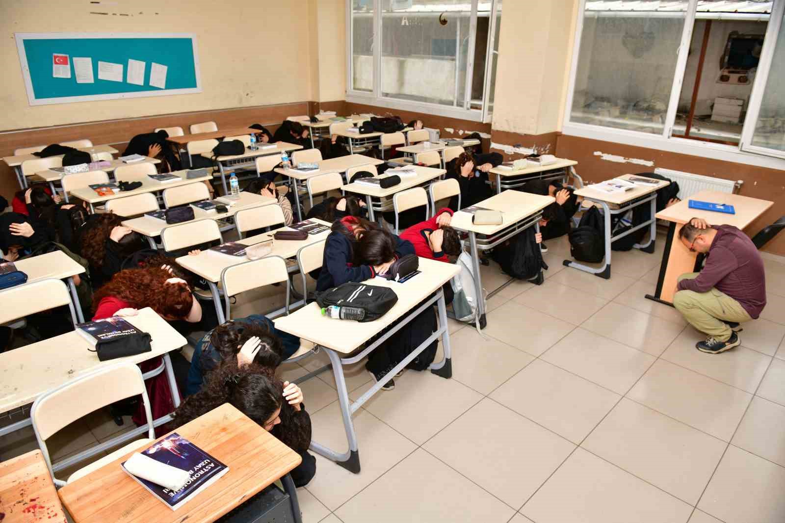 ÖĞRENCİLERE DEPREM ANINDA NELER YAPILMASI GEREKTİĞİNİ ANLATAN EKİPLER, HEM ÖĞRETTİ HEM DE UYGULAMALI OLARAK DEPREM ANINDA NASIL DAVRANILMASI GEREKTİĞİNİ GÖSTERDİ.